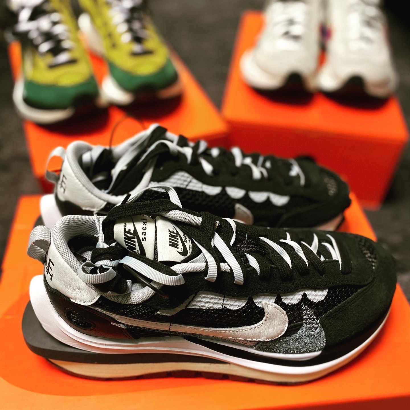 Nike x Sacai VaporWaffle Tour Yellow & Gorge Green Sail, Nike x Sacai VaporWaffle Black White 착용 스타일