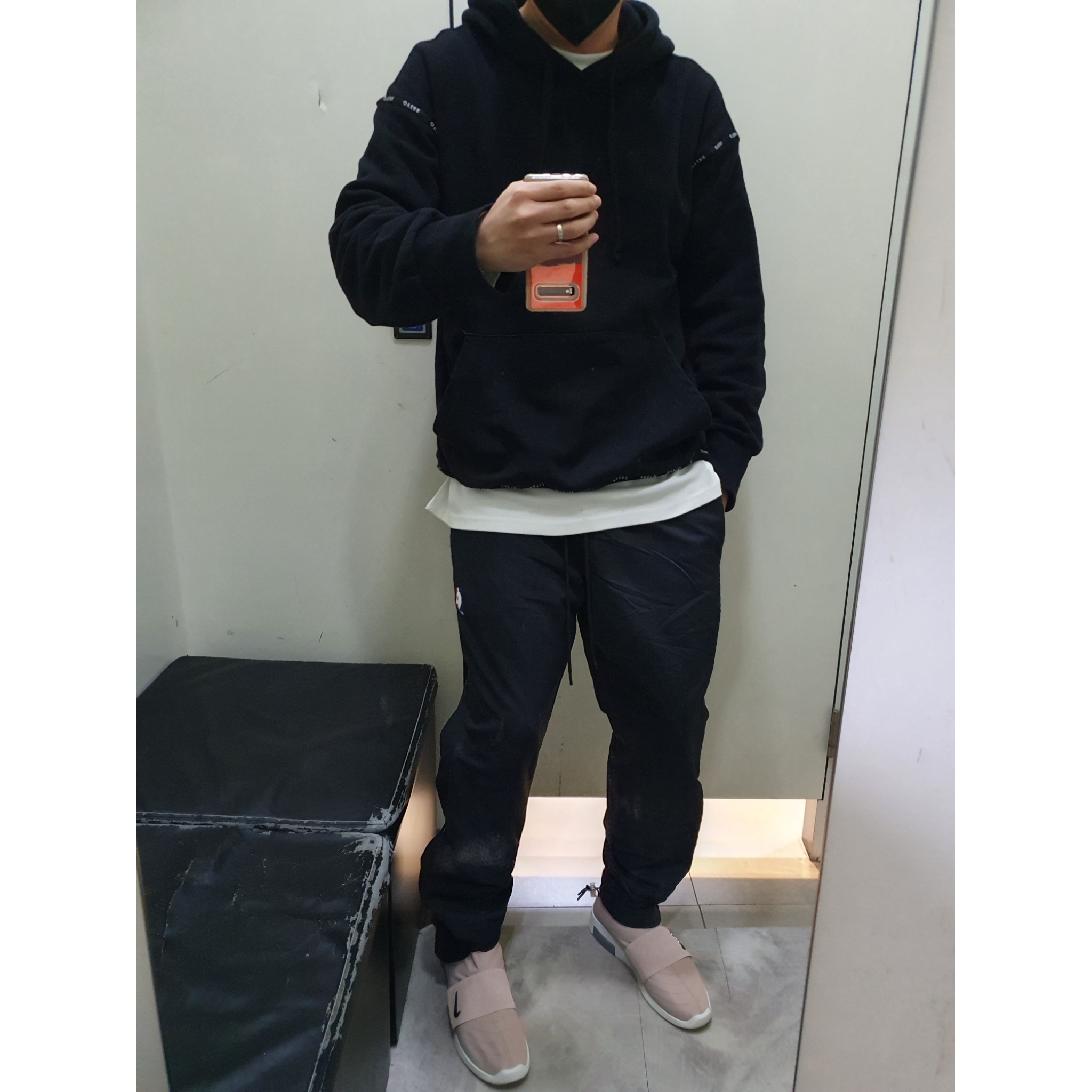Nike x Fear of God Air Fear of God Moccasin Particle Beige, Nike x Fear of God Warm Up Pants Off Noir 착용 스타일