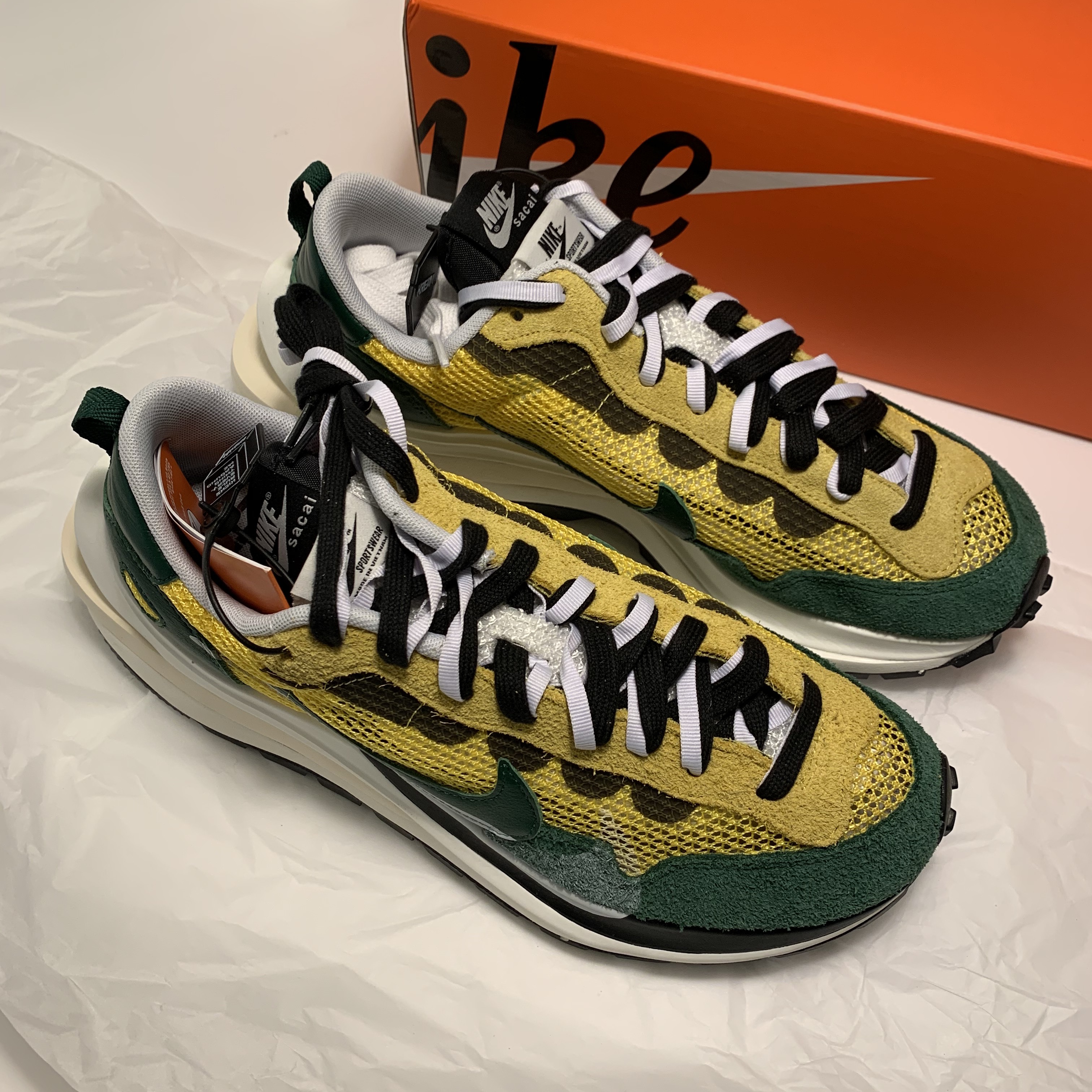 Nike x Sacai VaporWaffle Tour Yellow & Gorge Green Sail 착용 스타일