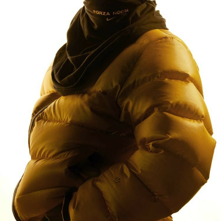 Nike x Drake Nocta Puffer Jacket University Gold - US/EU, Nike x Drake Nocta Essential T-Shirt Black - US/EU 착용 스타일 - 1