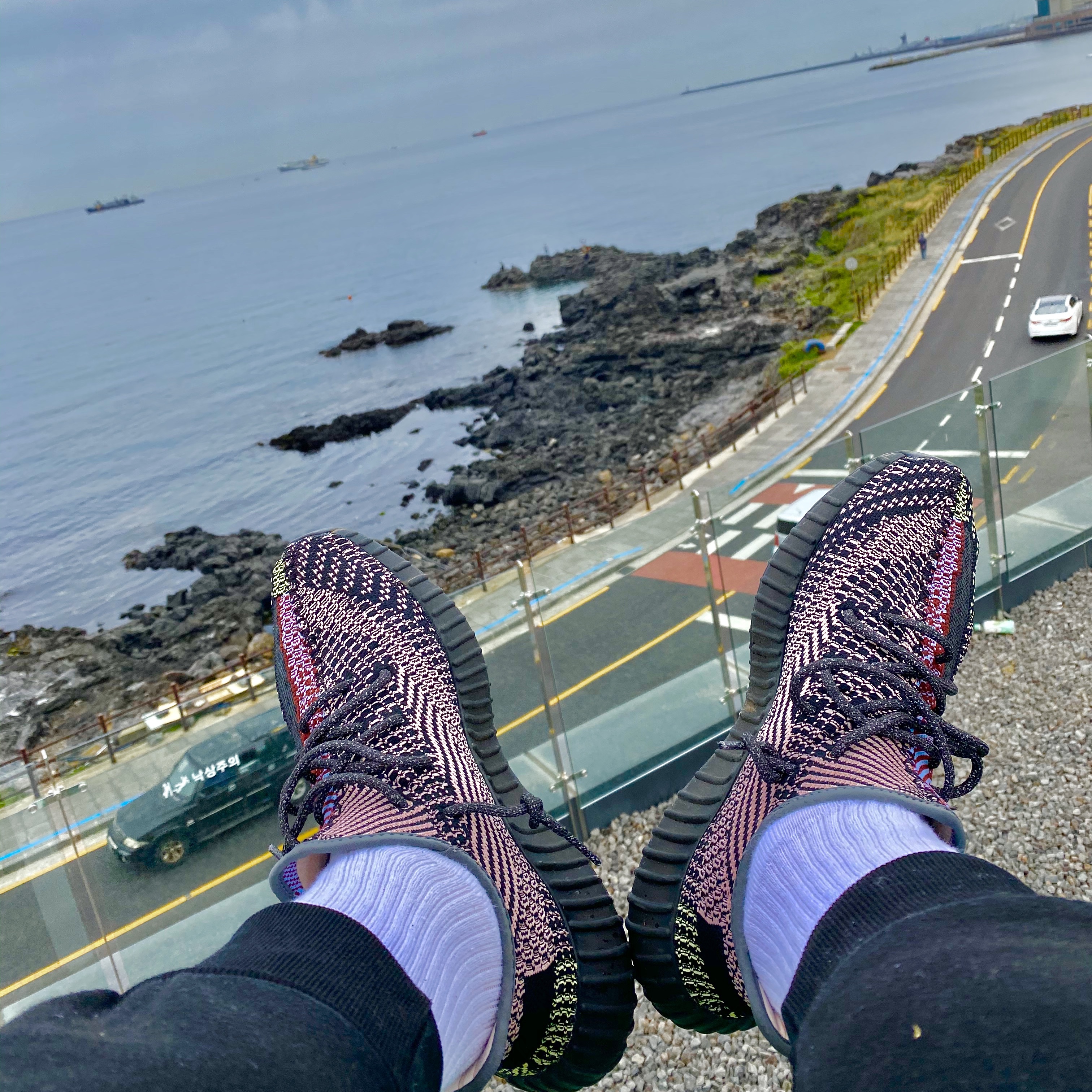 Adidas Yeezy Boost 350 V2 Yecheil - Non-Reflective 착용 스타일
