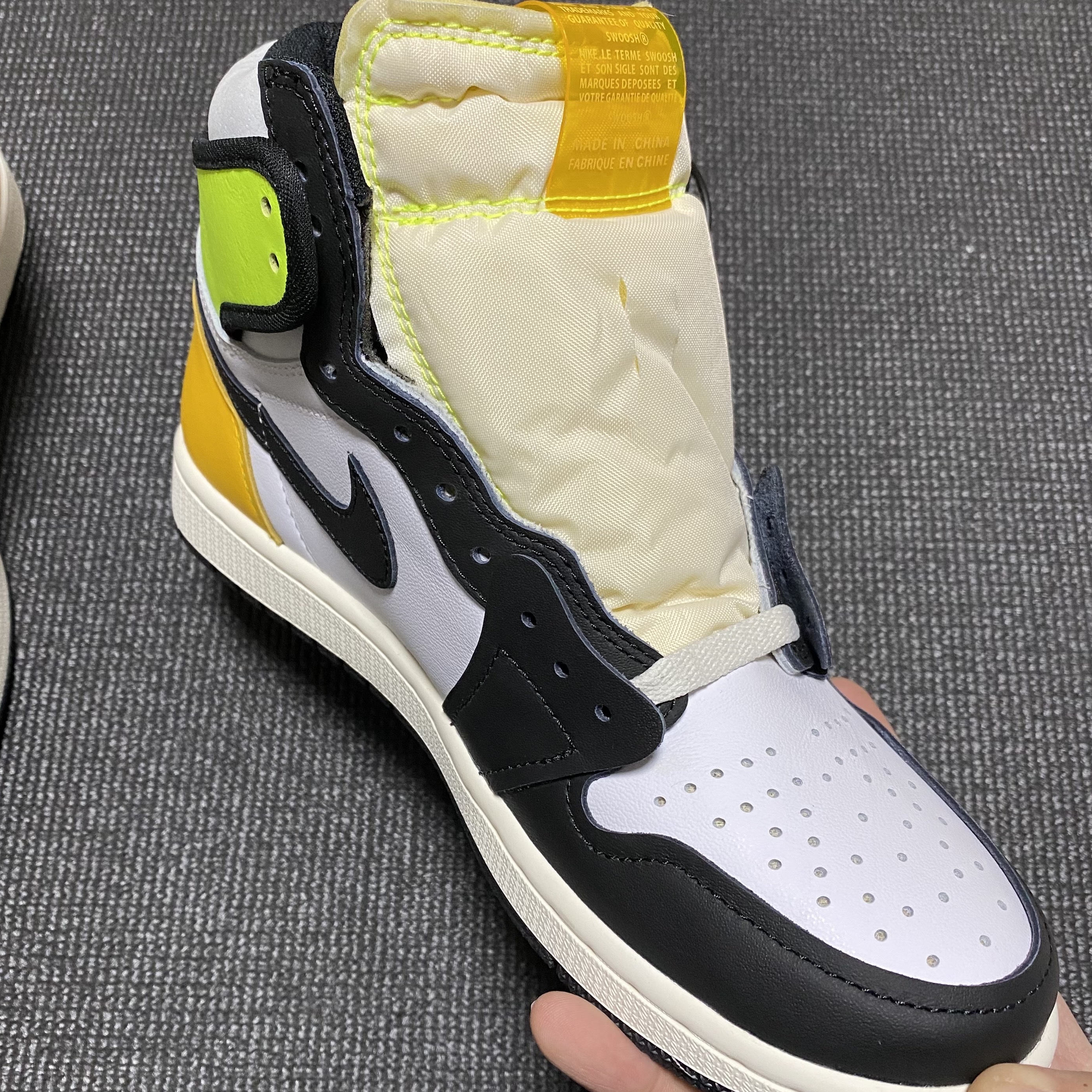 Jordan 1 Retro High OG Volt Gold 착용 스타일 - 2
