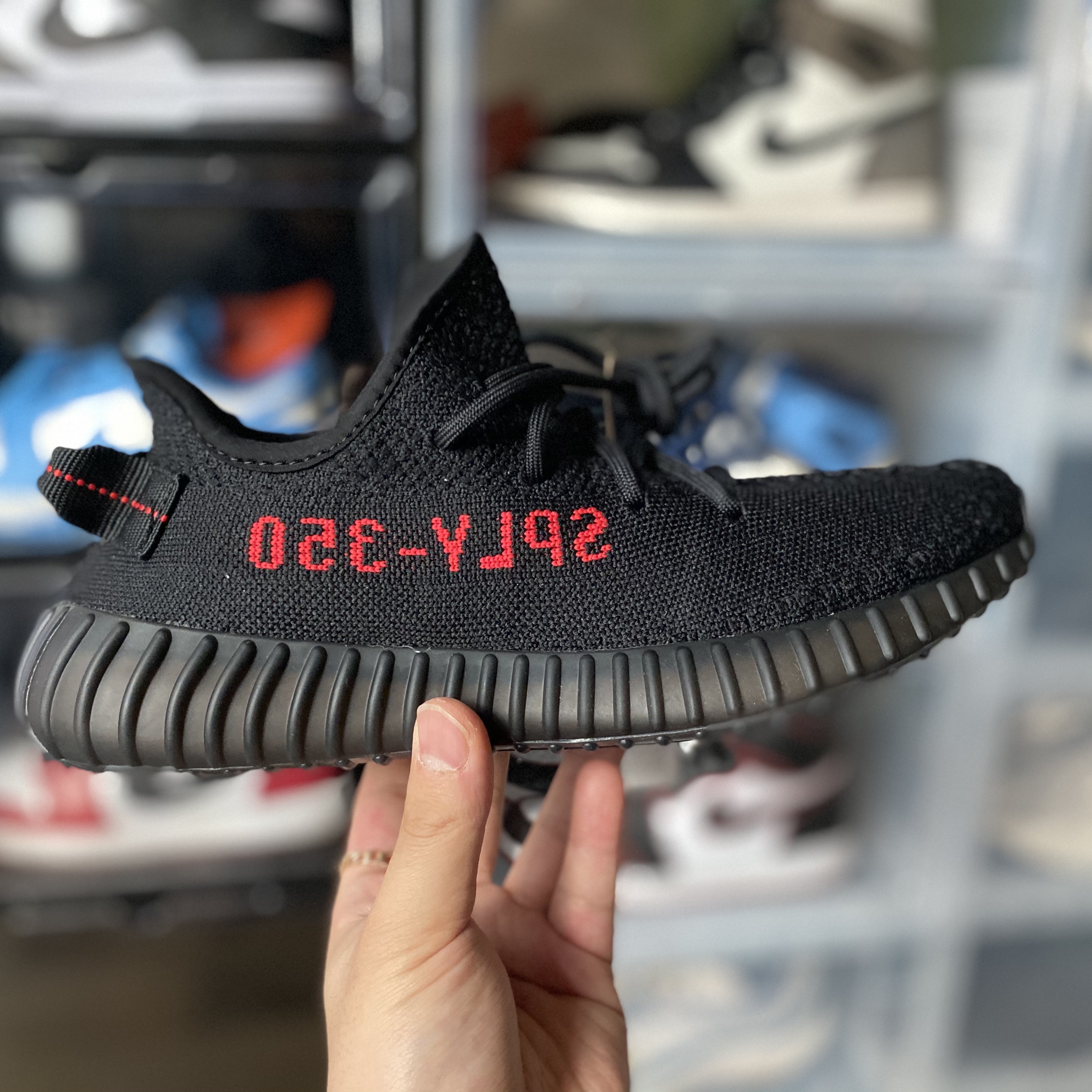Adidas Yeezy Boost 350 V2 Black Red 2020 착용 스타일 - 2