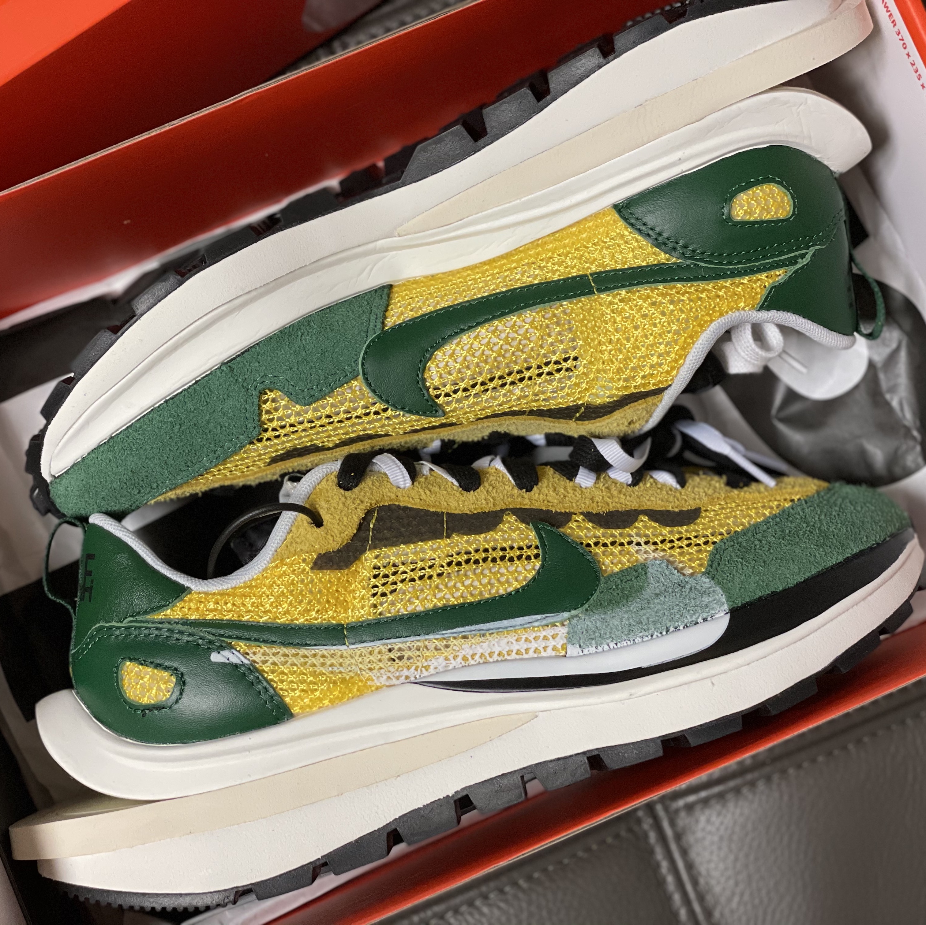 Nike x Sacai VaporWaffle Tour Yellow & Gorge Green Sail 착용 스타일