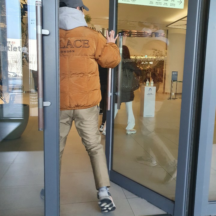 Adidas Yeezy Boost 700 Wave Runner Solid Grey 2017/2019, Palace Puff Dadda Jacket Yellow - 20FW 착용 스타일 - 2