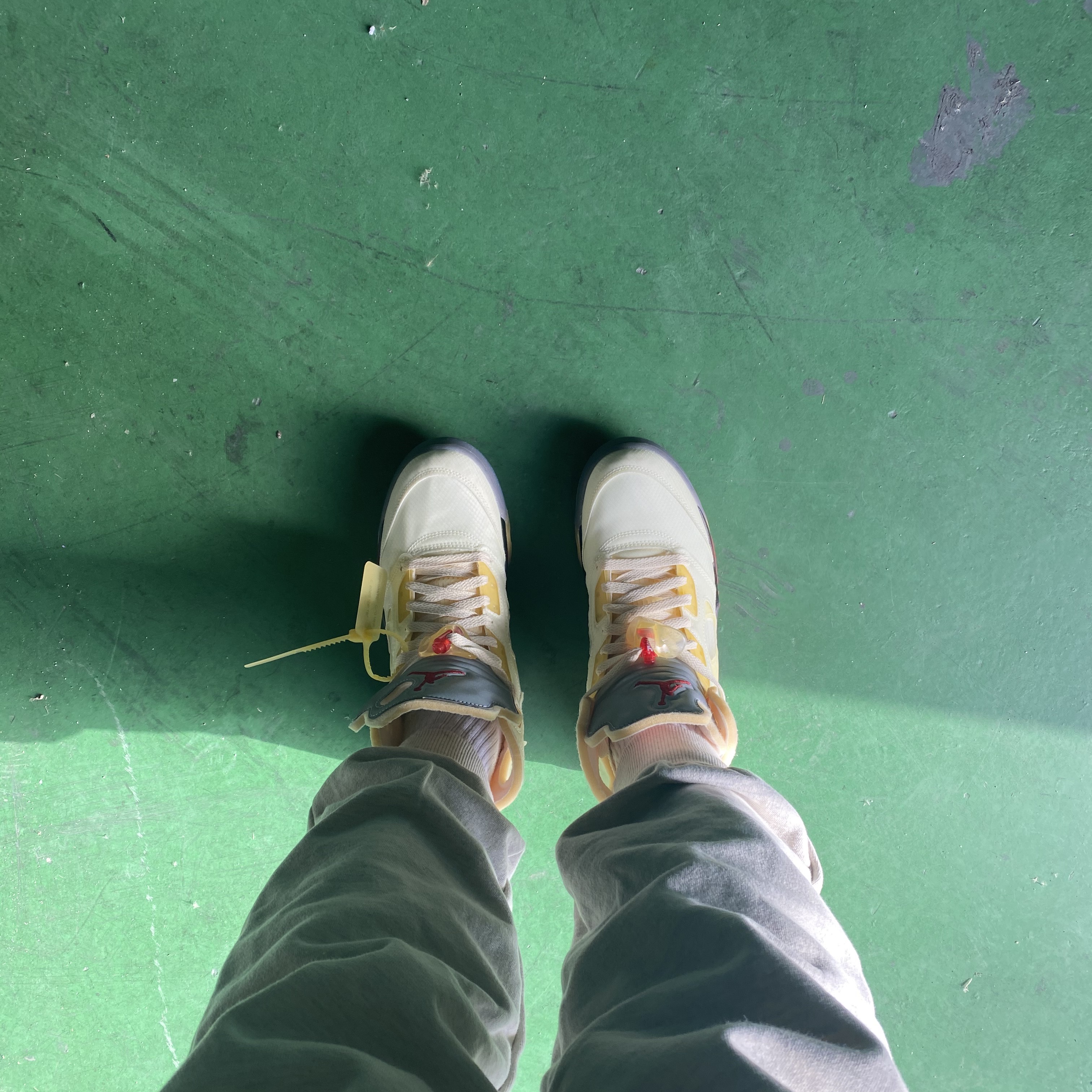 Jordan 5 x Off-White Retro SP Sail Fire Red 착용 스타일 - 1