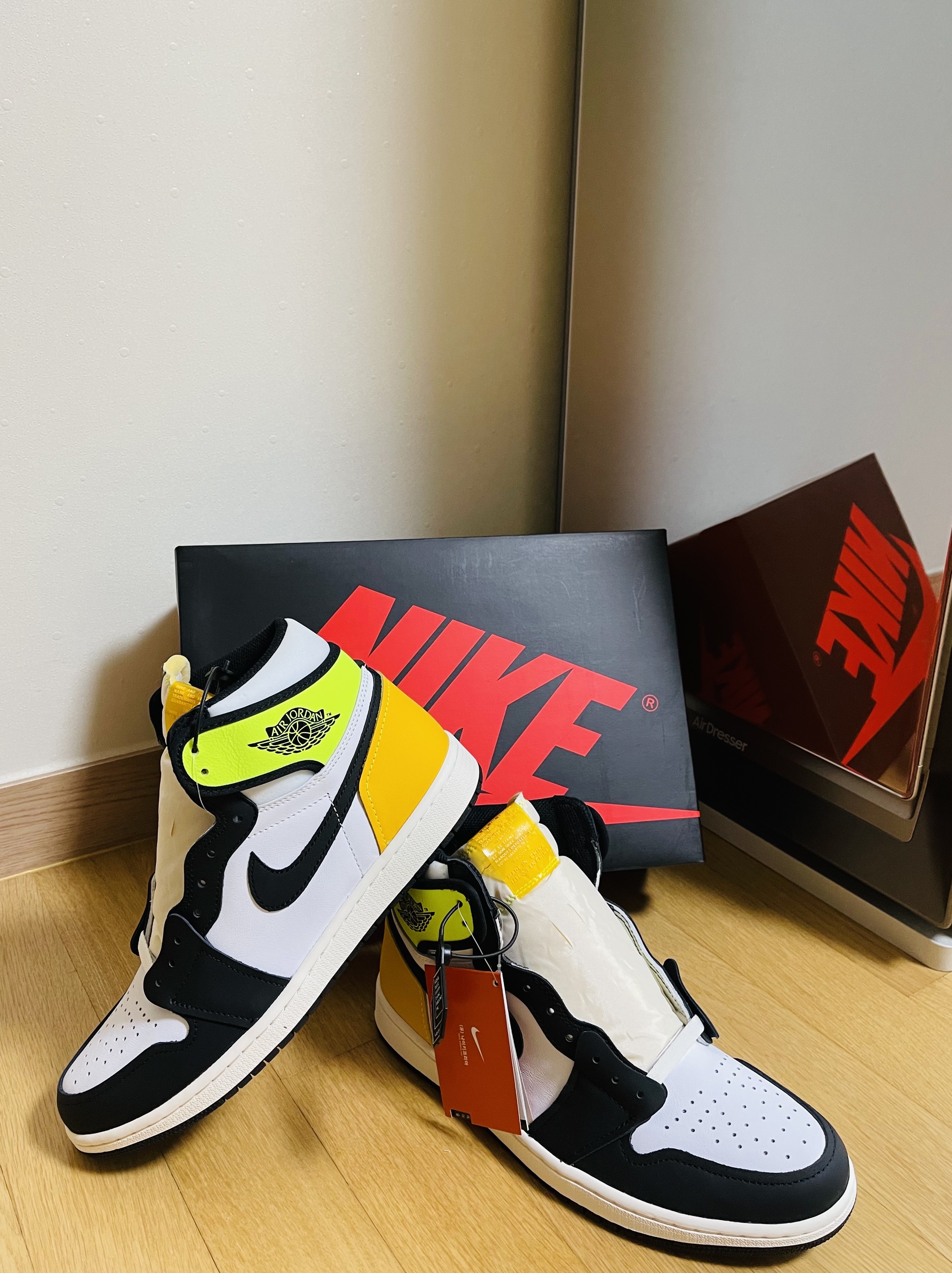 Jordan 1 Retro High OG Volt Gold 착용 스타일