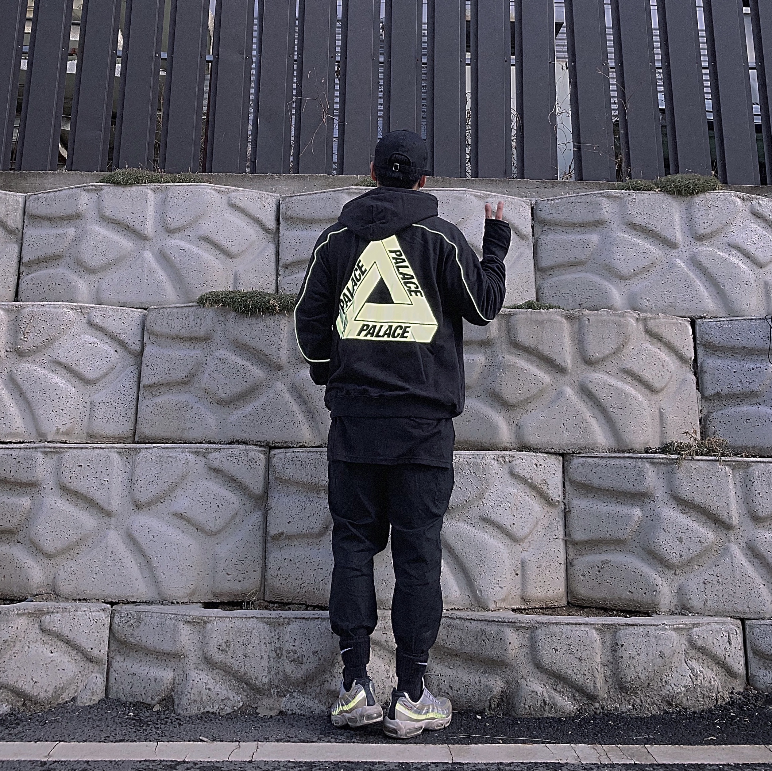 Palace Reflecto Hood Black - 19SS, Nike Air Max 95 Silver Bullet 착용 스타일 - 1