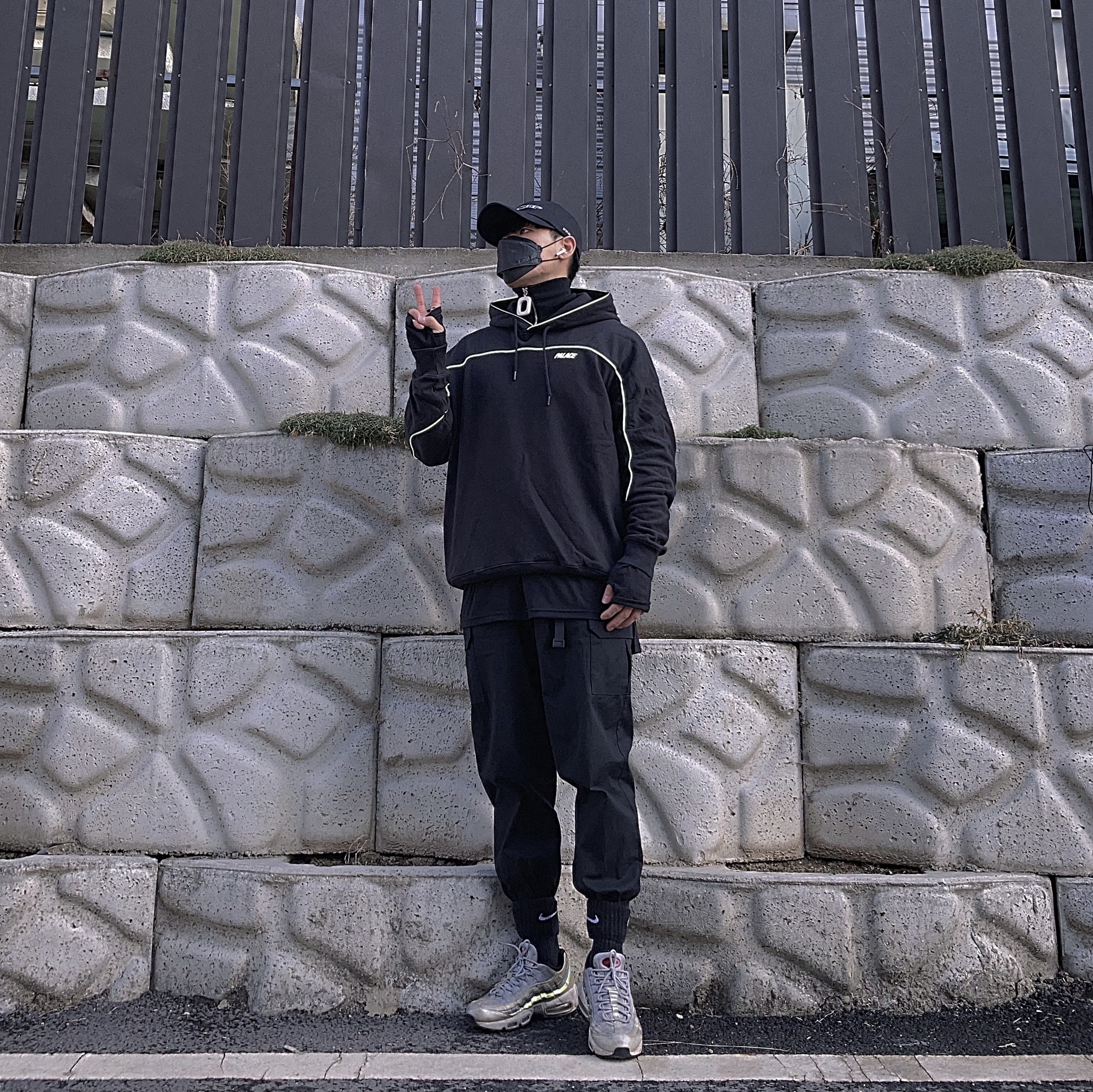 Palace Reflecto Hood Black - 19SS, Nike Air Max 95 Silver Bullet 착용 스타일 - 2