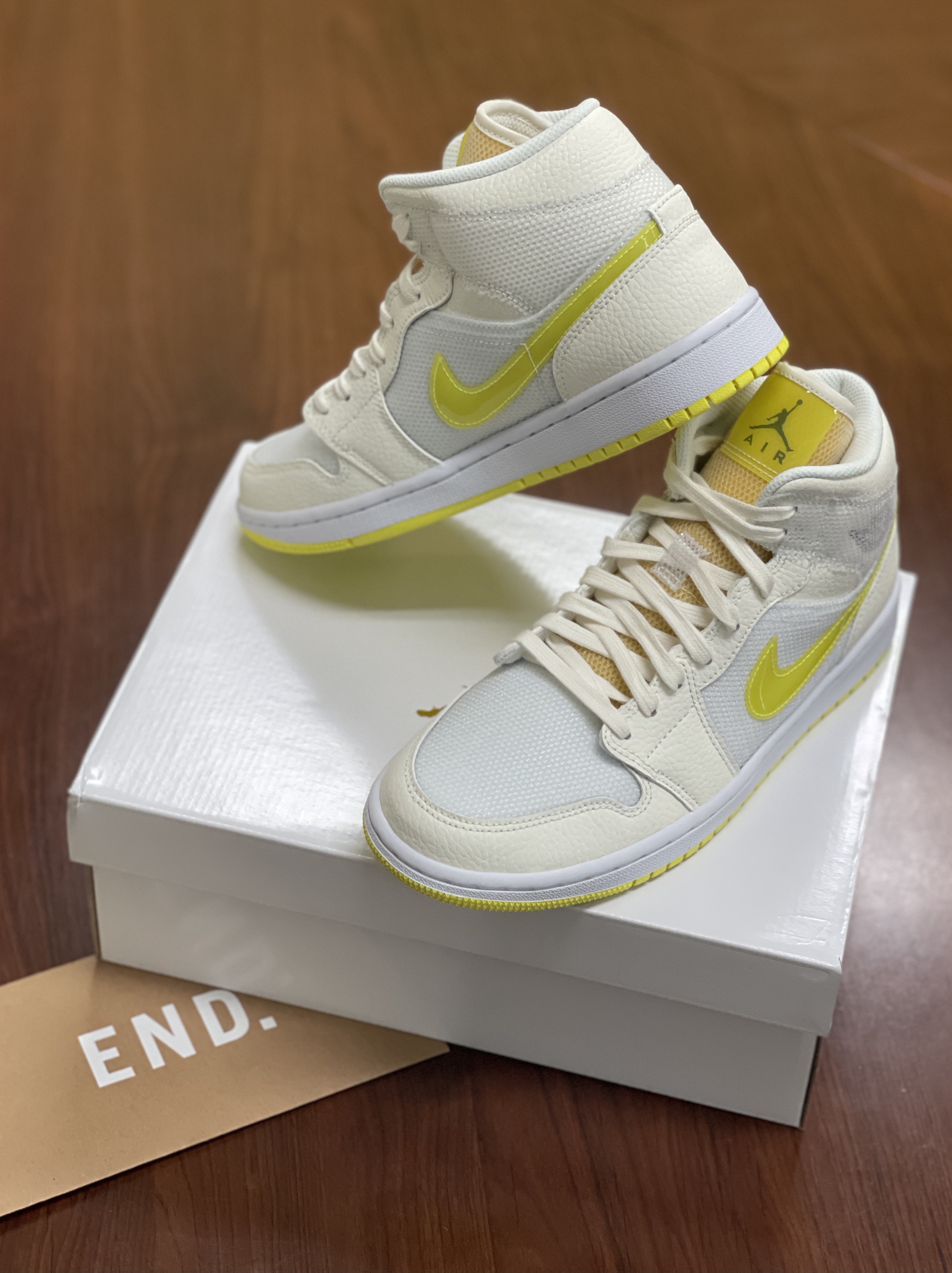 (W) Jordan 1 Mid SE Voltage Yellow 착용 스타일 - 1