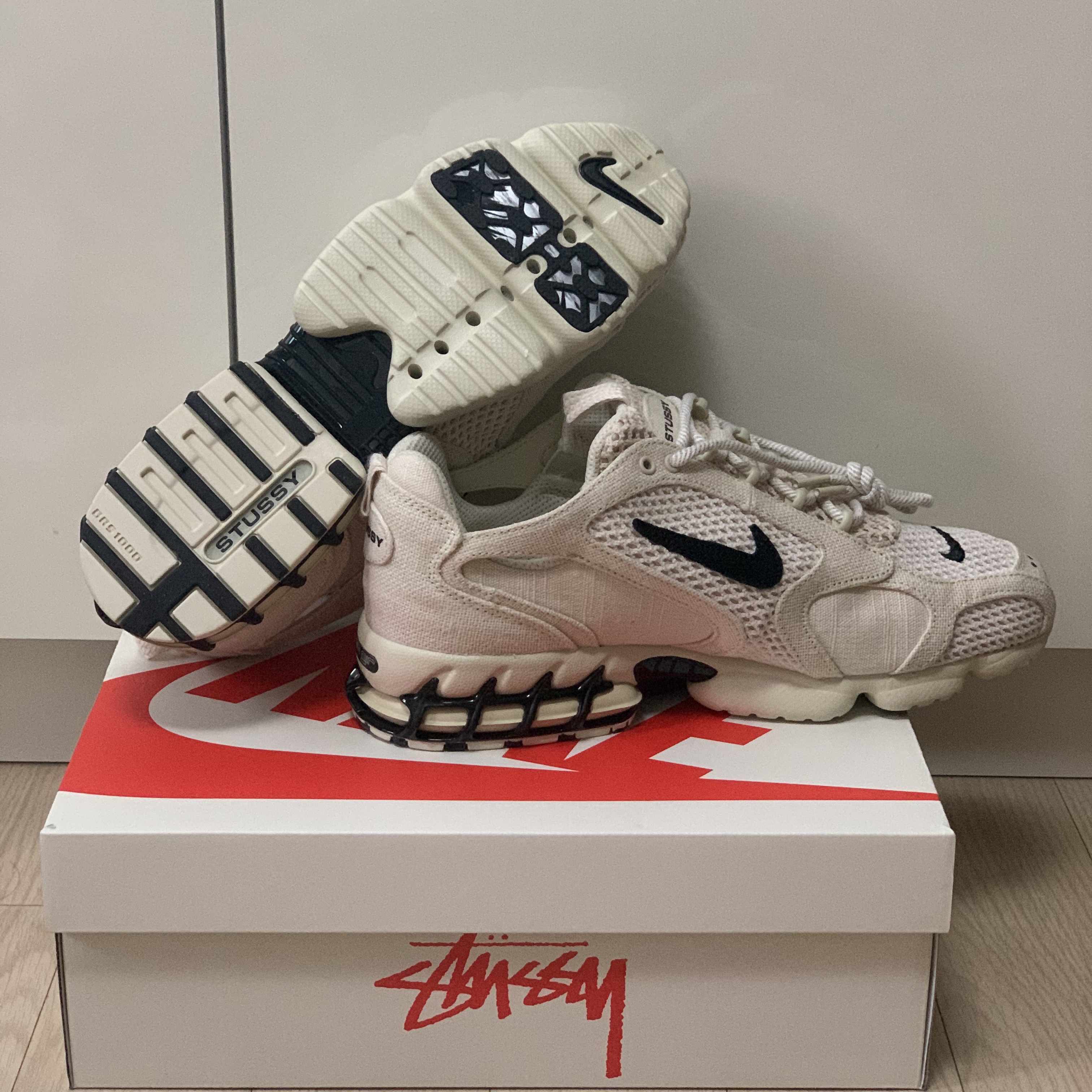Nike x Stussy Air Zoom Spiridon Cage 2 Fossil 착용 스타일 - 1