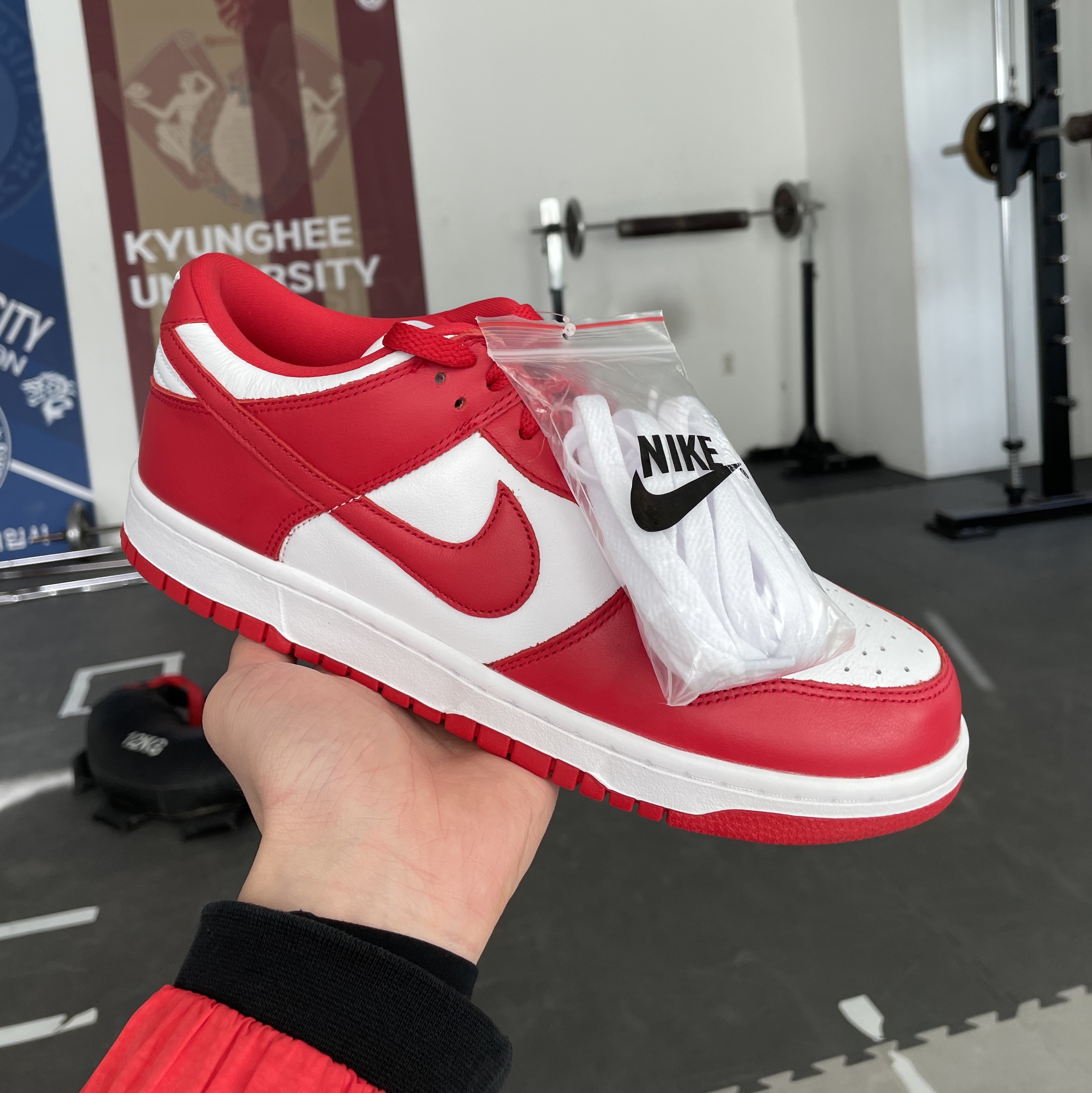 Nike Dunk Low SP University Red 2020, Nike x Stussy Windrunner Jacket Habanero Red 착용 스타일