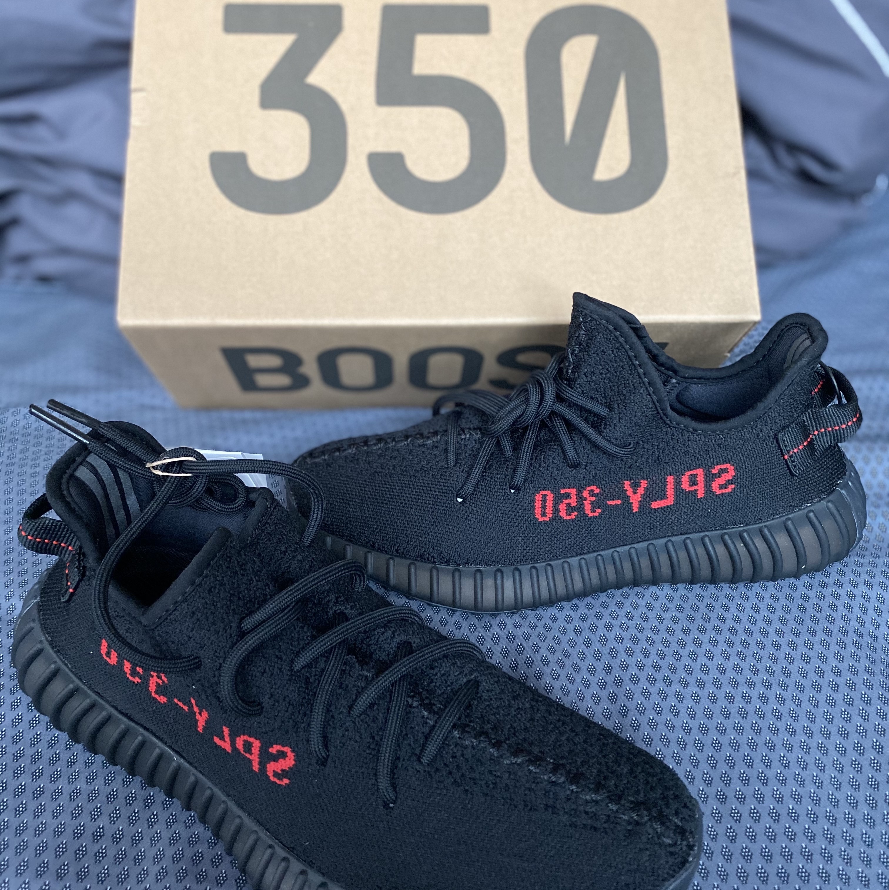 Adidas Yeezy Boost 350 V2 Black Red 2020 착용 스타일 - 1