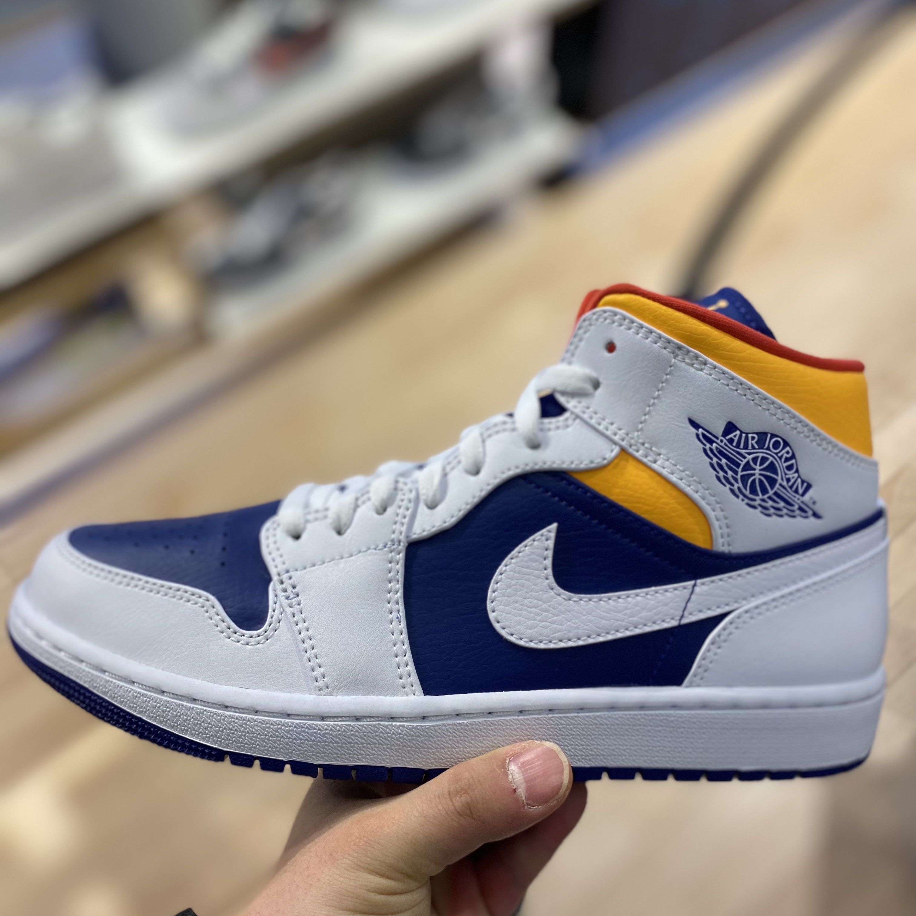 Jordan 1 Mid Deep Royal Blue Laser Orange 착용 스타일