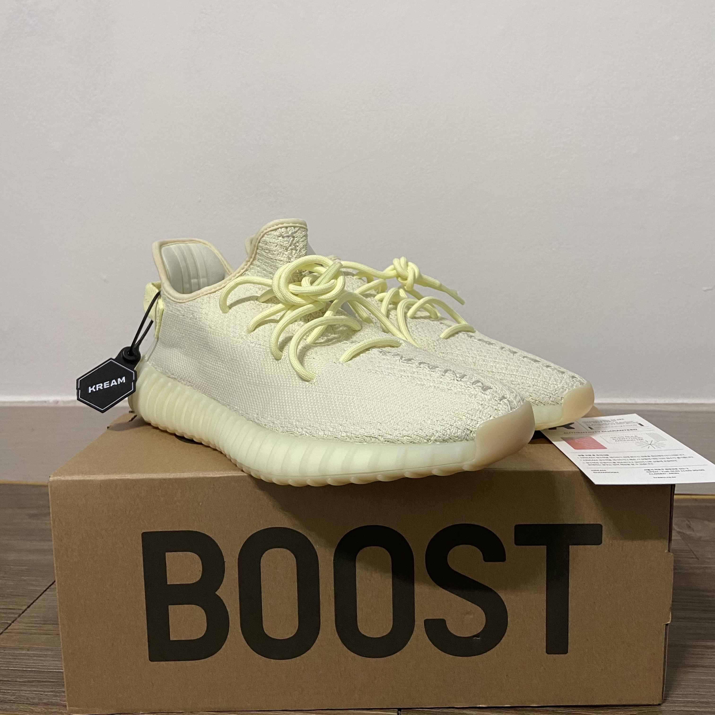 Adidas Yeezy Boost 350 V2 Butter 착용 스타일