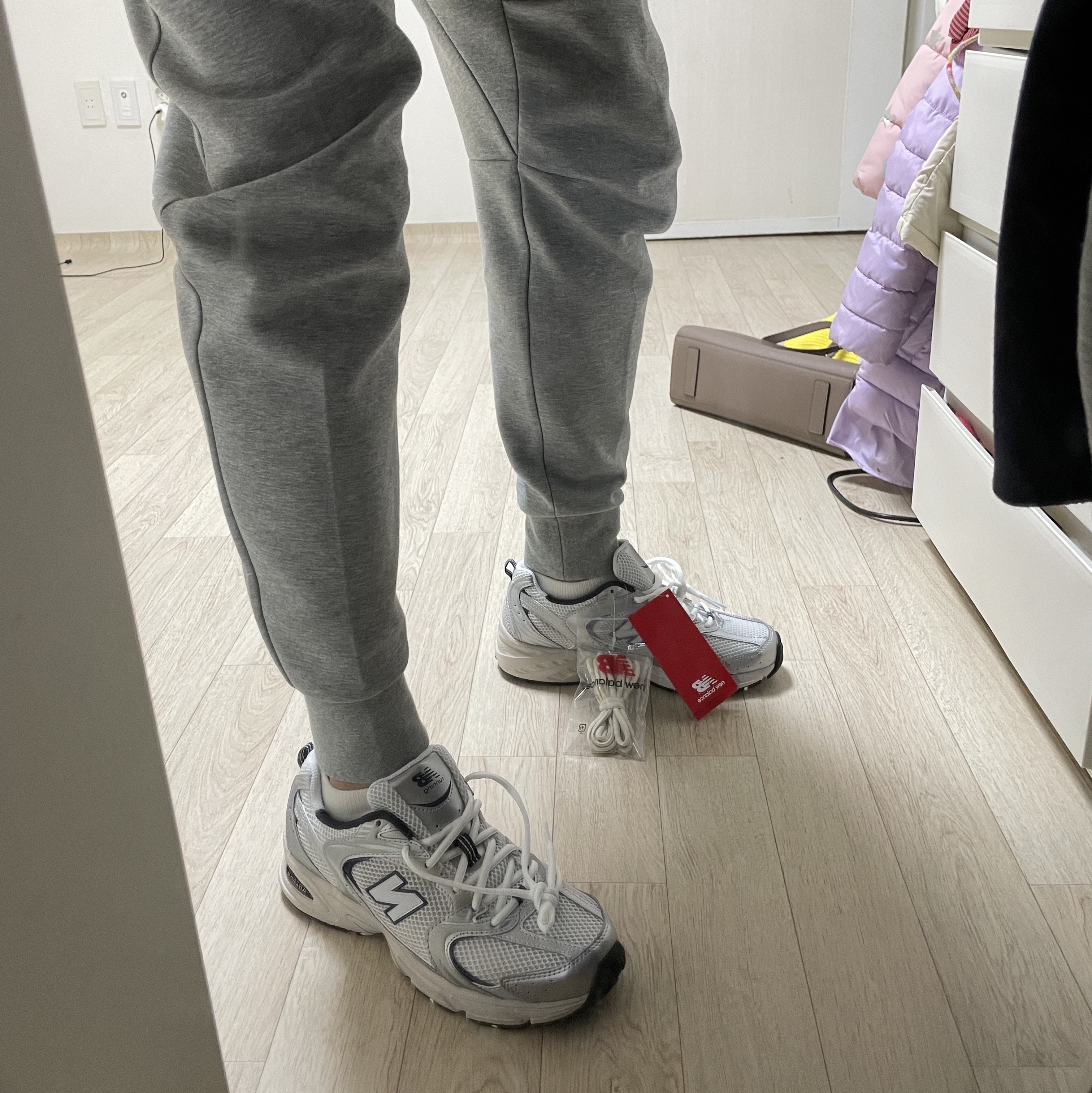New Balance 530 Steel Grey 착용 스타일 - 1