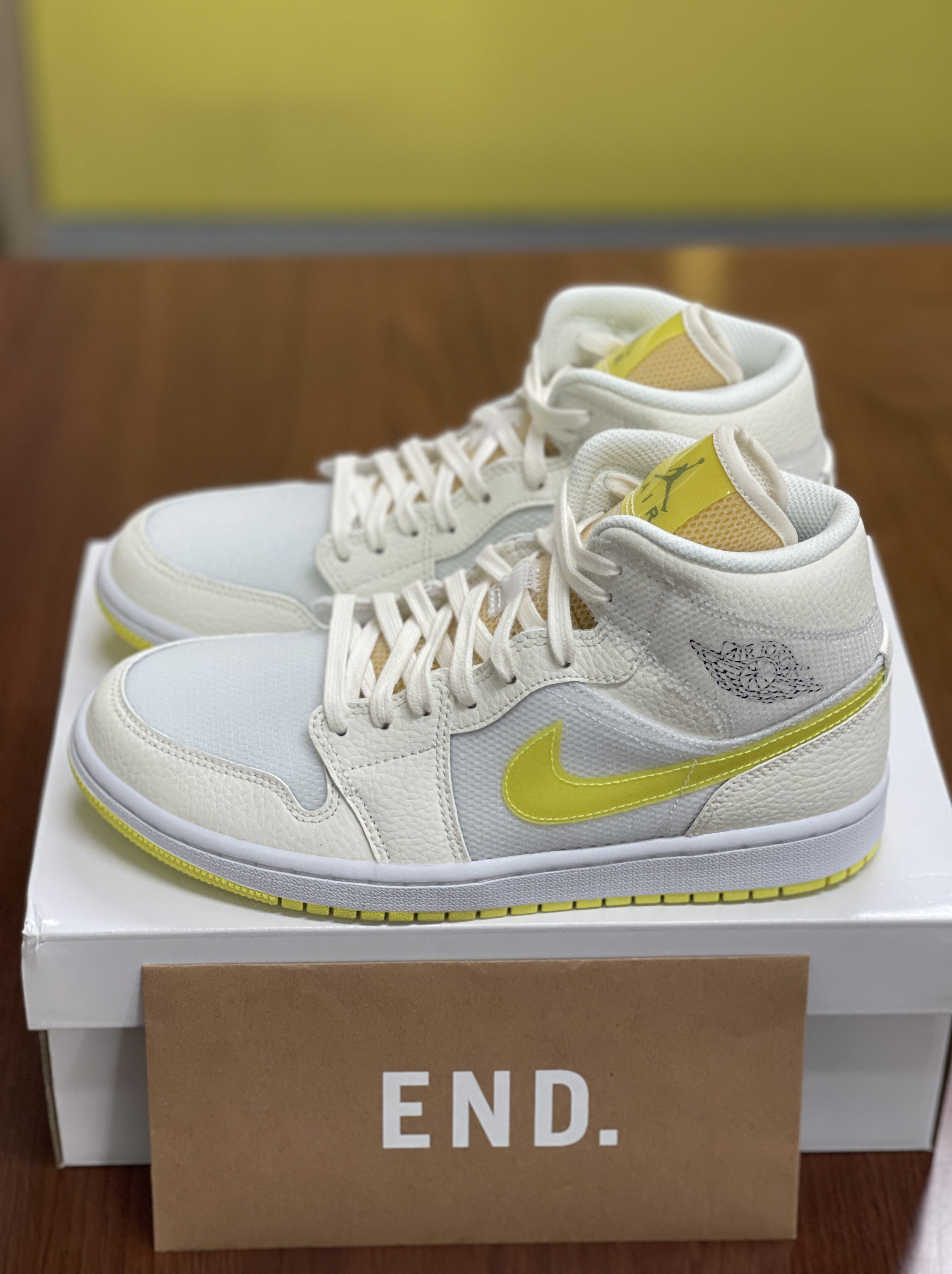 (W) Jordan 1 Mid SE Voltage Yellow 착용 스타일 - 2