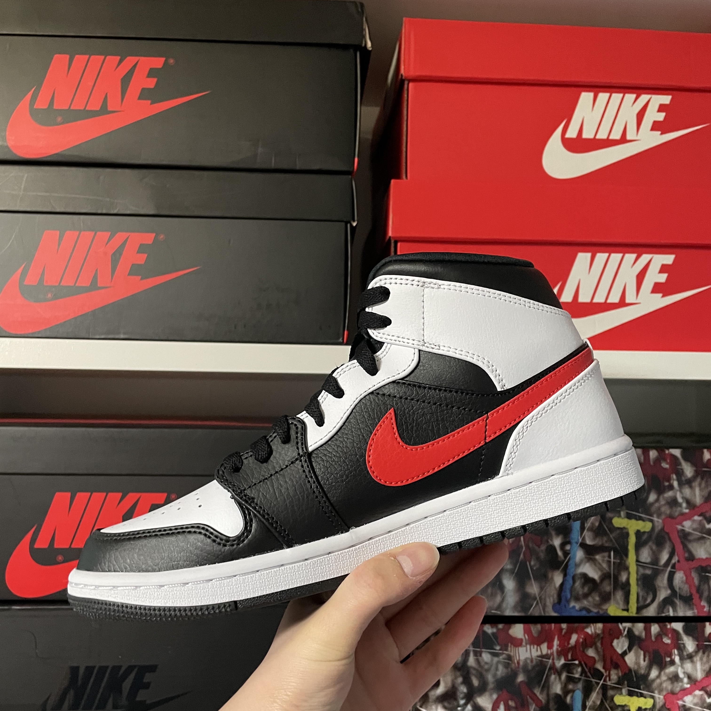 Jordan 1 Mid Black Chile Red 착용 스타일 - 2