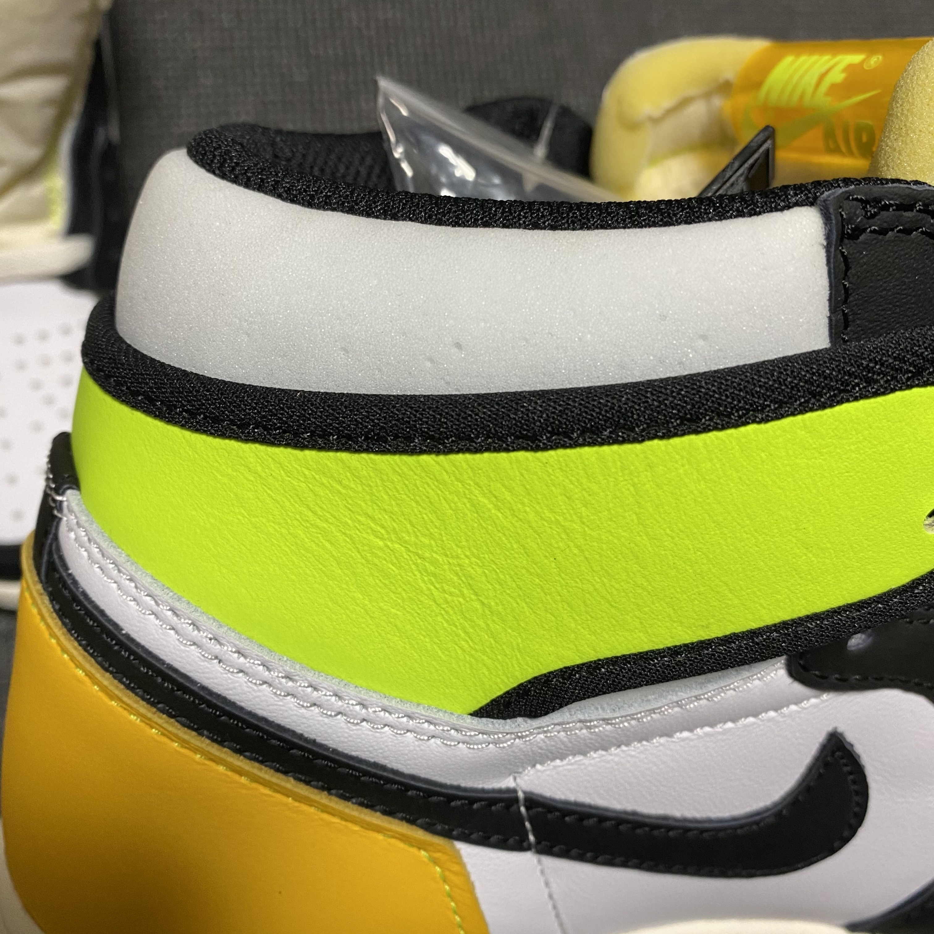 Jordan 1 Retro High OG Volt Gold 착용 스타일 - 1