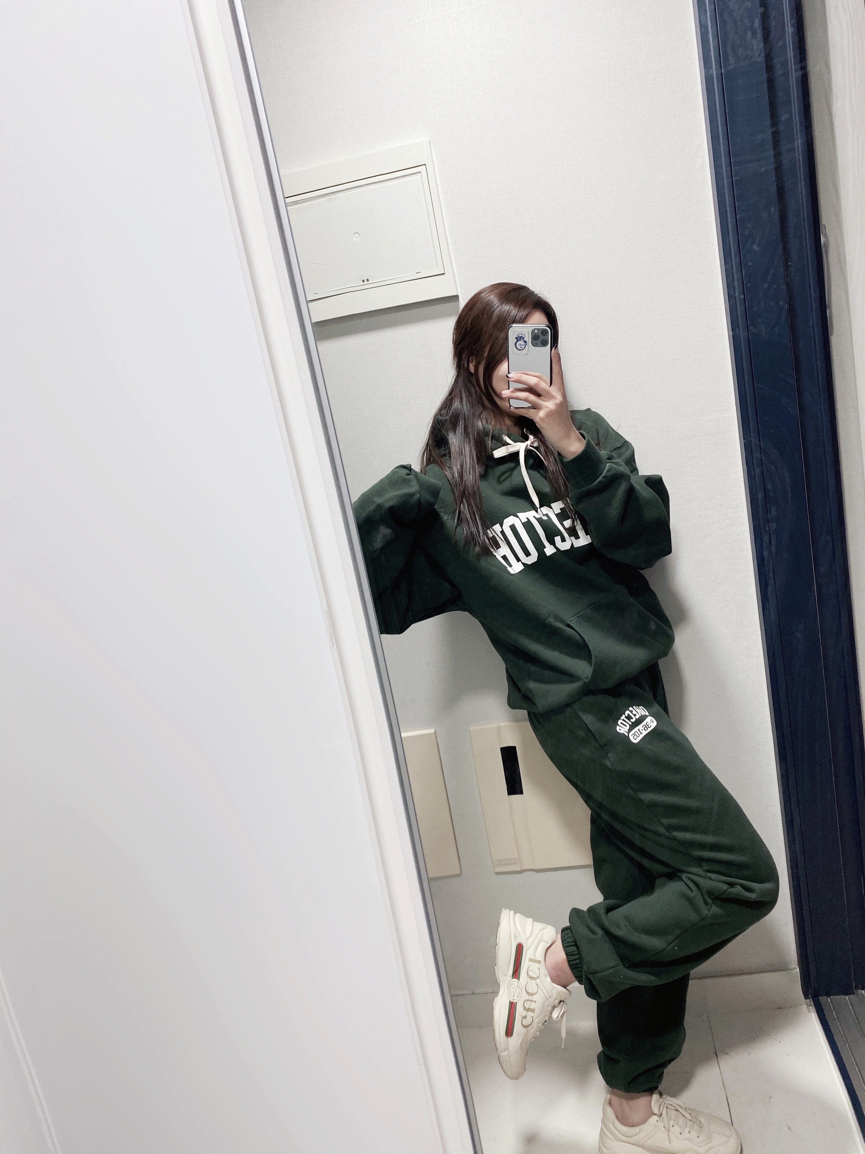 Gucci Rhyton Leather Sneakers Logo 착용 스타일 - 1