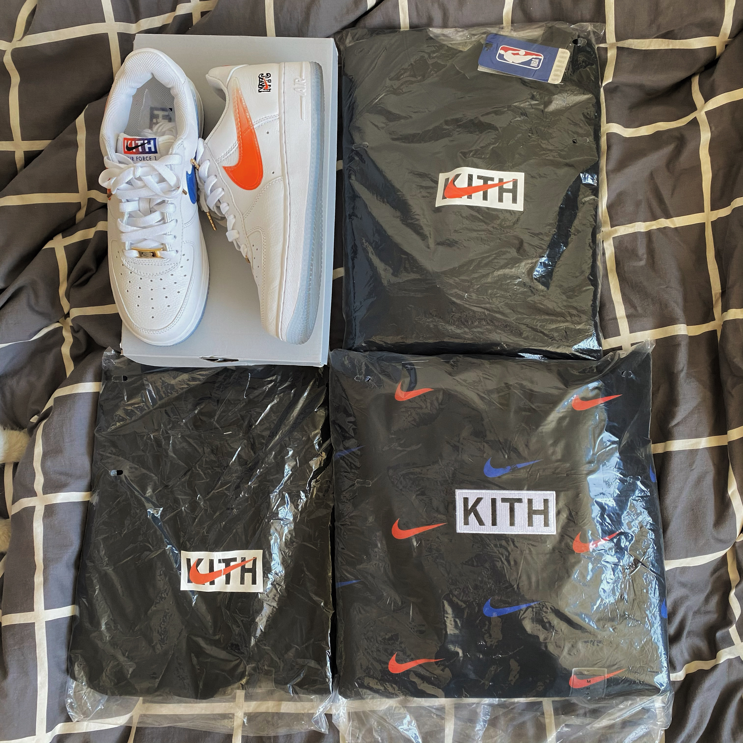 Nike x Kith Air Force 1 Low NYC White, Nike x Kith New York Knicks AOP Hoodie Black 착용 스타일