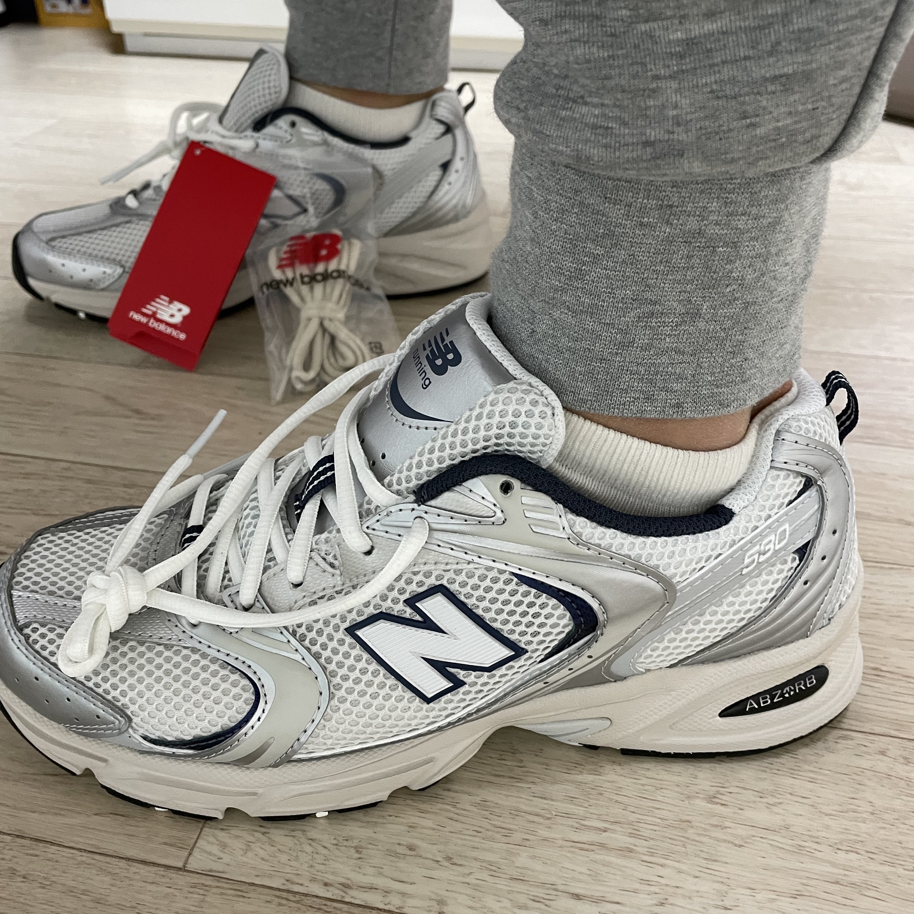 New Balance 530 Steel Grey 착용 스타일 - 2