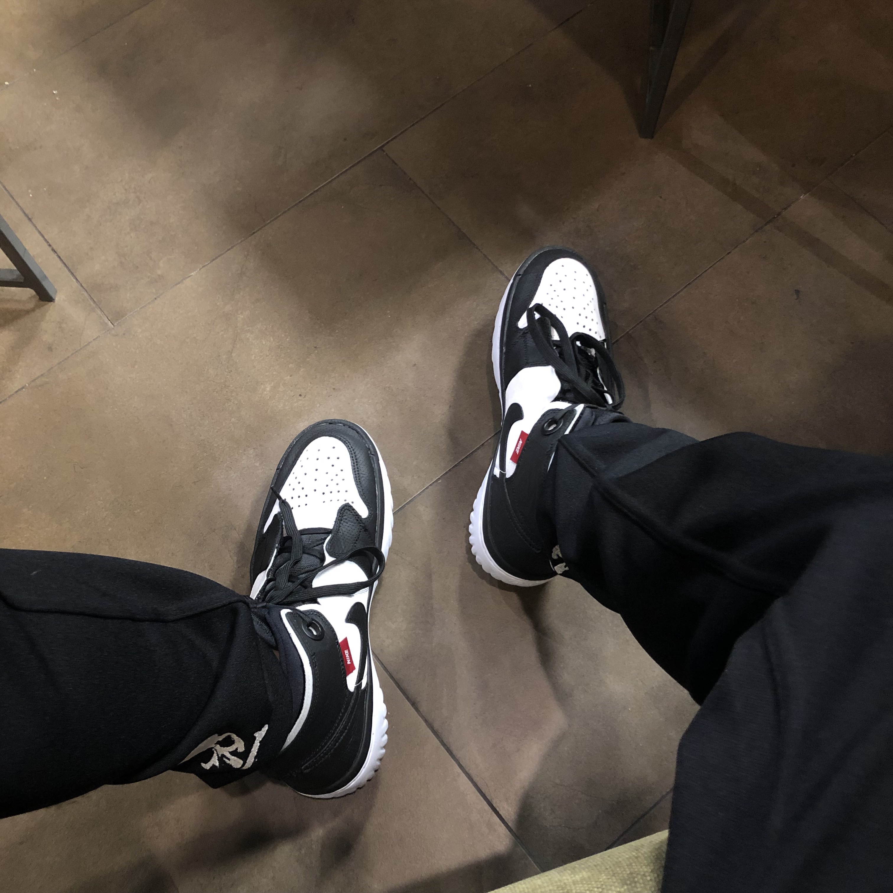 Jordan 1 High React Black White Gym Red 착용 스타일