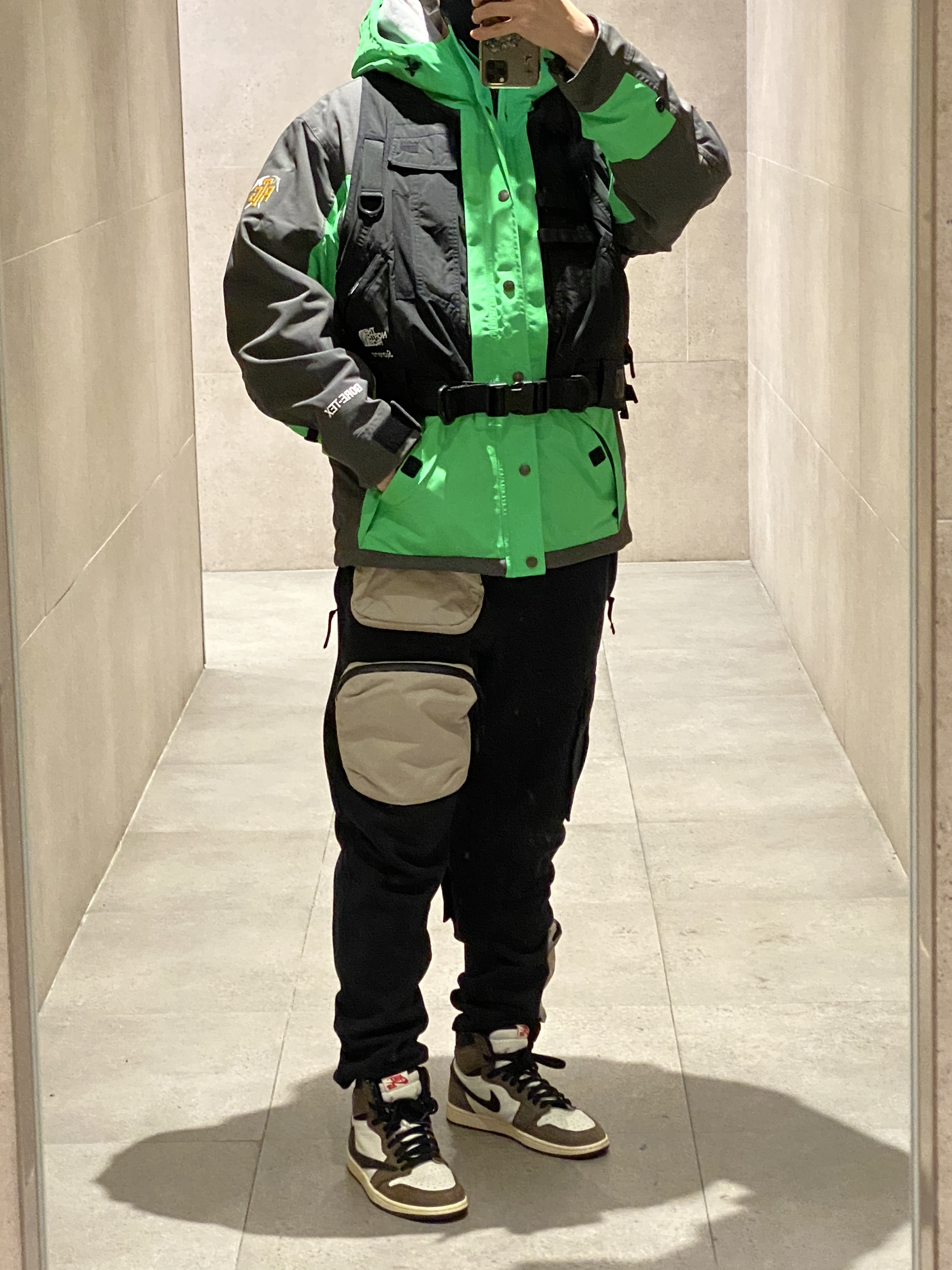 Jordan 1 x Travis Scott Retro High OG SP Mocha, Nike x Travis Scott NRG AG Utility Sweatpants Black 착용 스타일