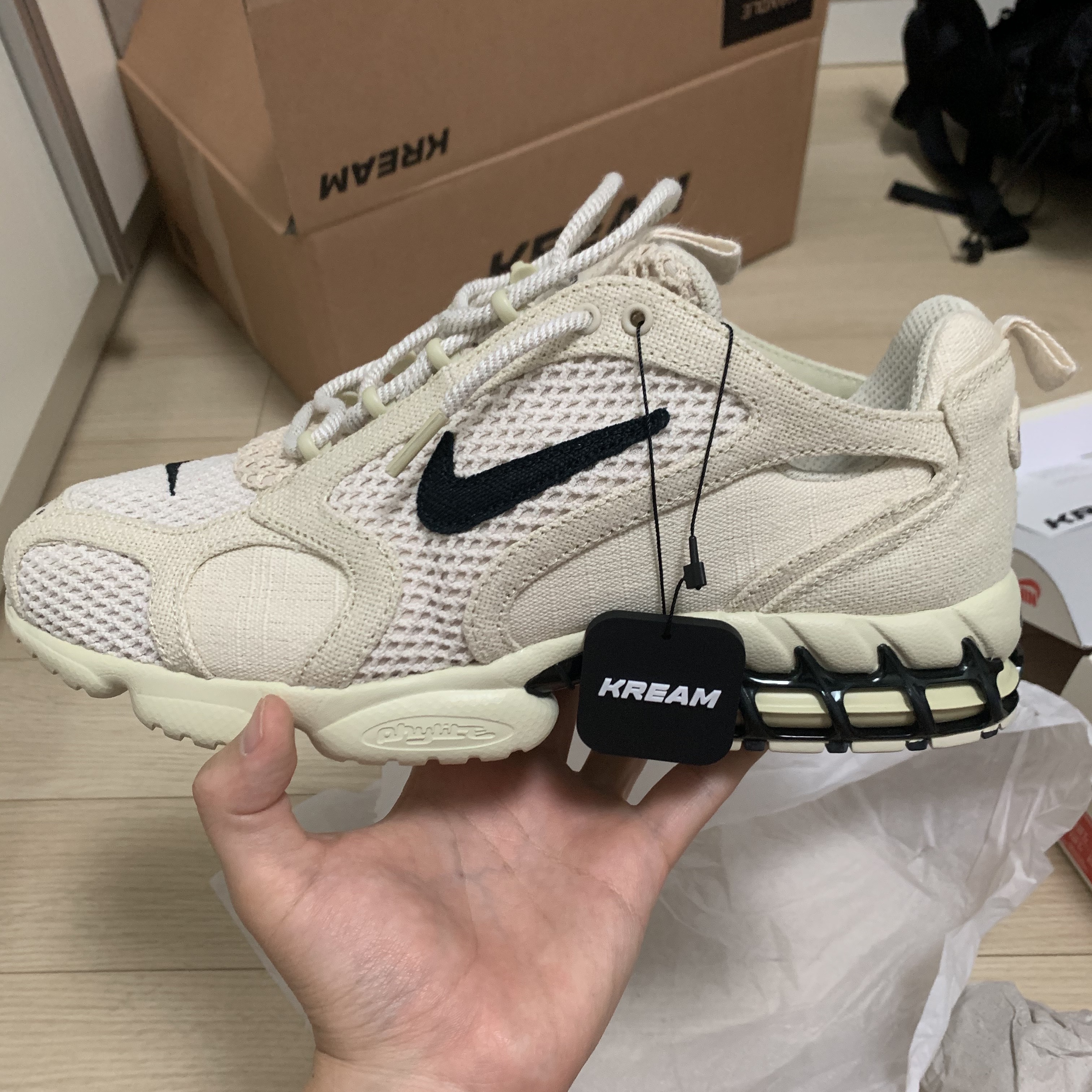 Nike x Stussy Air Zoom Spiridon Cage 2 Fossil 착용 스타일 - 3