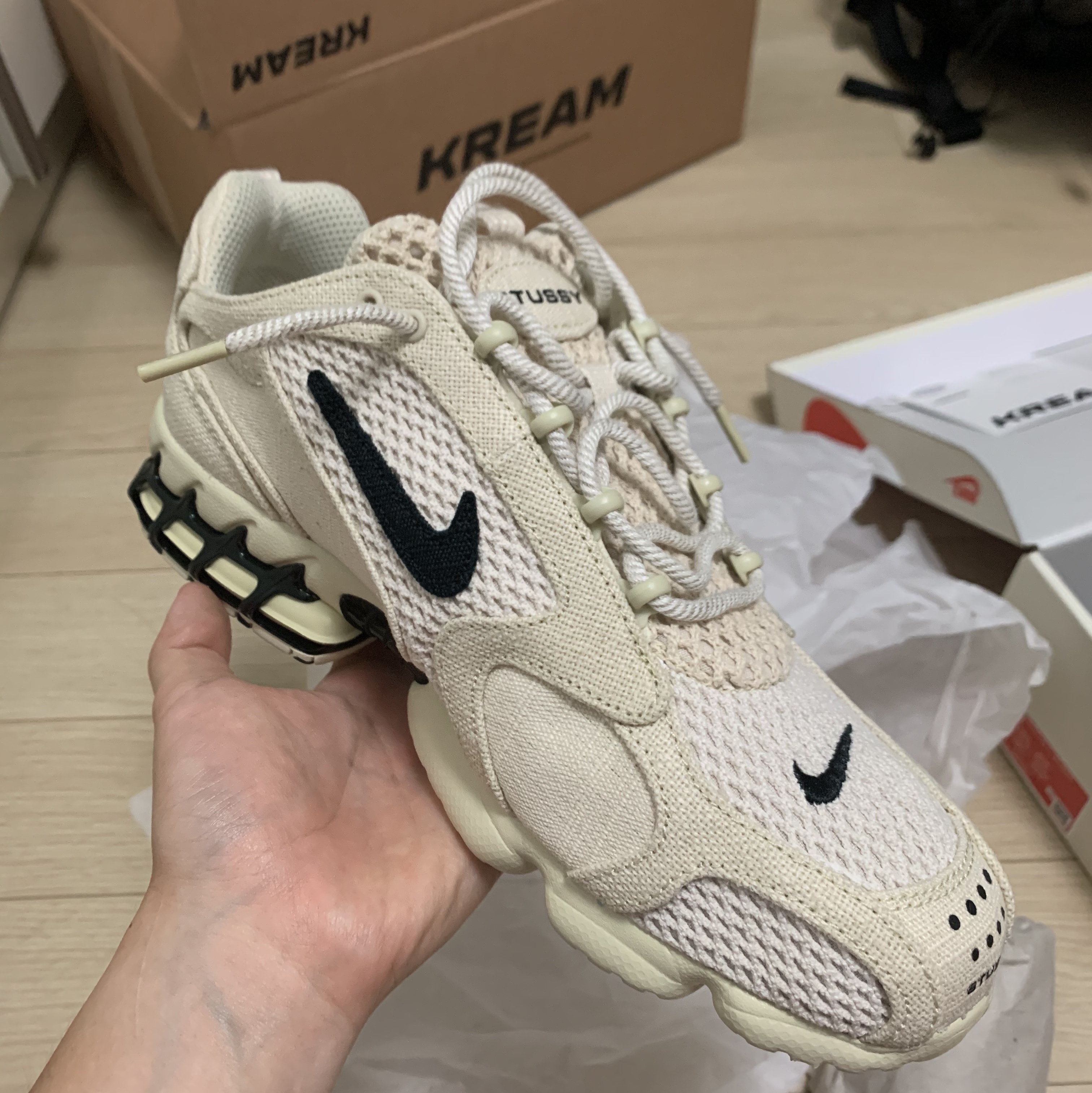 Nike x Stussy Air Zoom Spiridon Cage 2 Fossil 착용 스타일 - 4