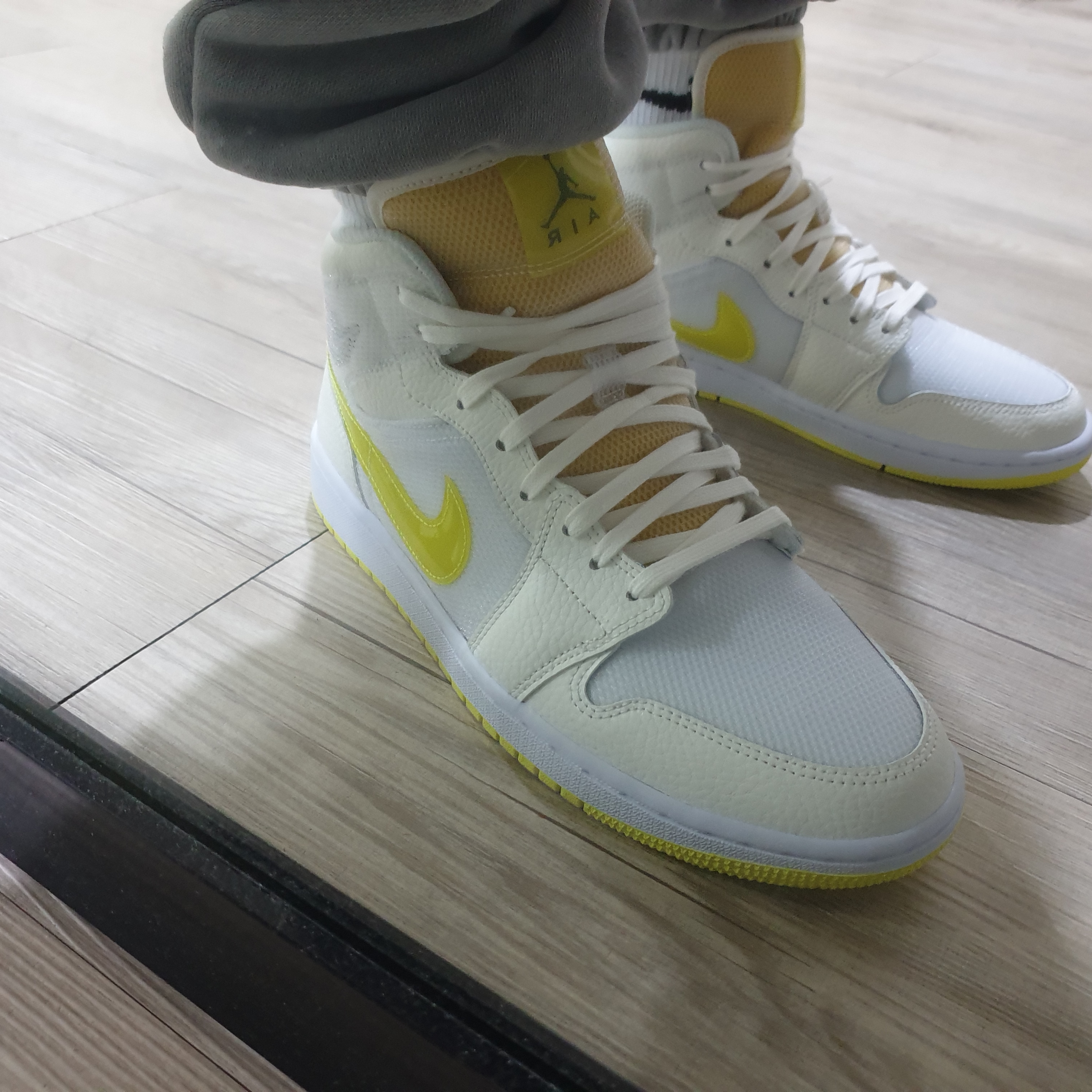 (W) Jordan 1 Mid SE Voltage Yellow 착용 스타일 - 3