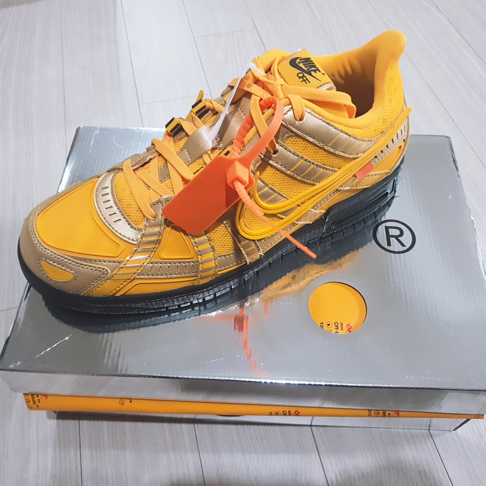 Nike x Off-White Air Rubber Dunk University Gold 착용 스타일 - 2
