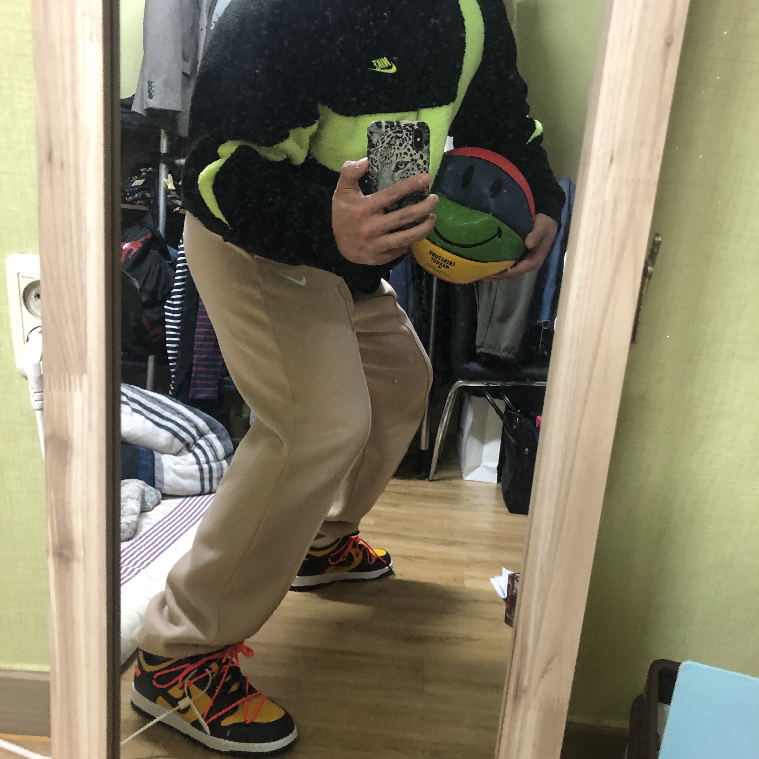 Nike x Off-White Dunk Low University Gold Midnight Navy, Nike Big Swoosh Full Zip Jacket Black Volt 착용 스타일