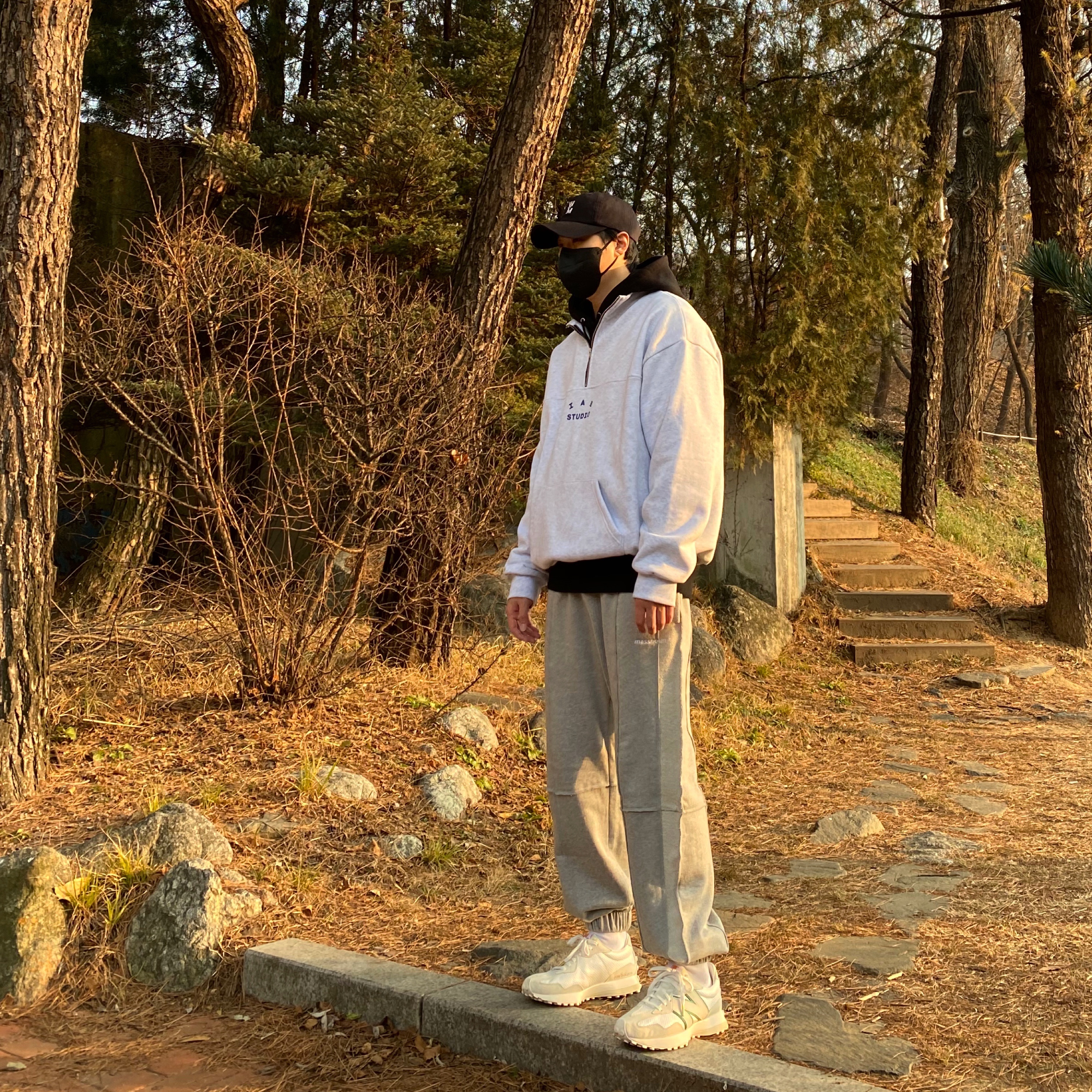 New Balance x Casablanca 327 Idealist Off White Green, IAB Studio Half Zip Pullover Light Gray 착용 스타일 - 1