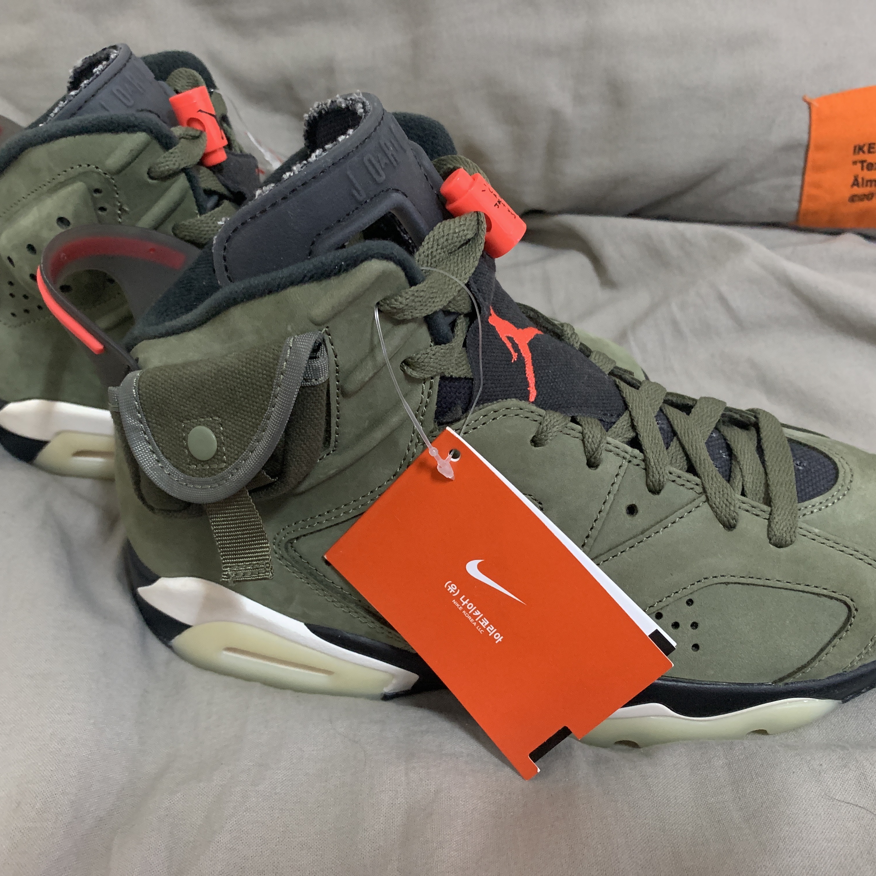 Jordan 6 x Travis Scott Retro Olive 착용 스타일 - 1