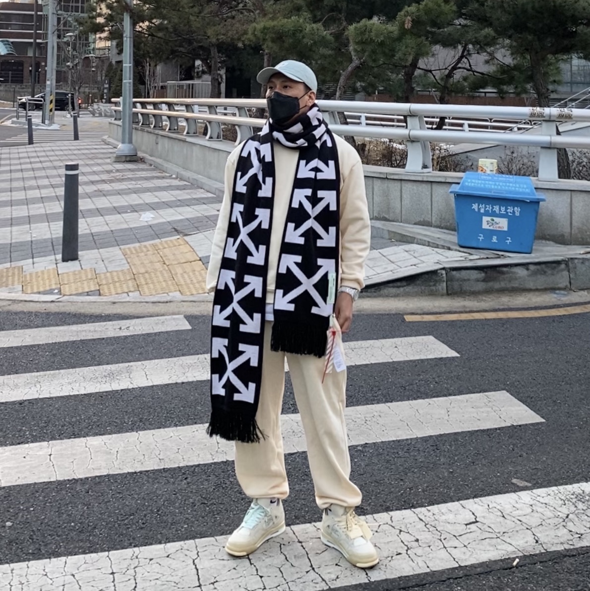 (W) Jordan 4 x Off-White Retro SP Sail 착용 스타일 - 1