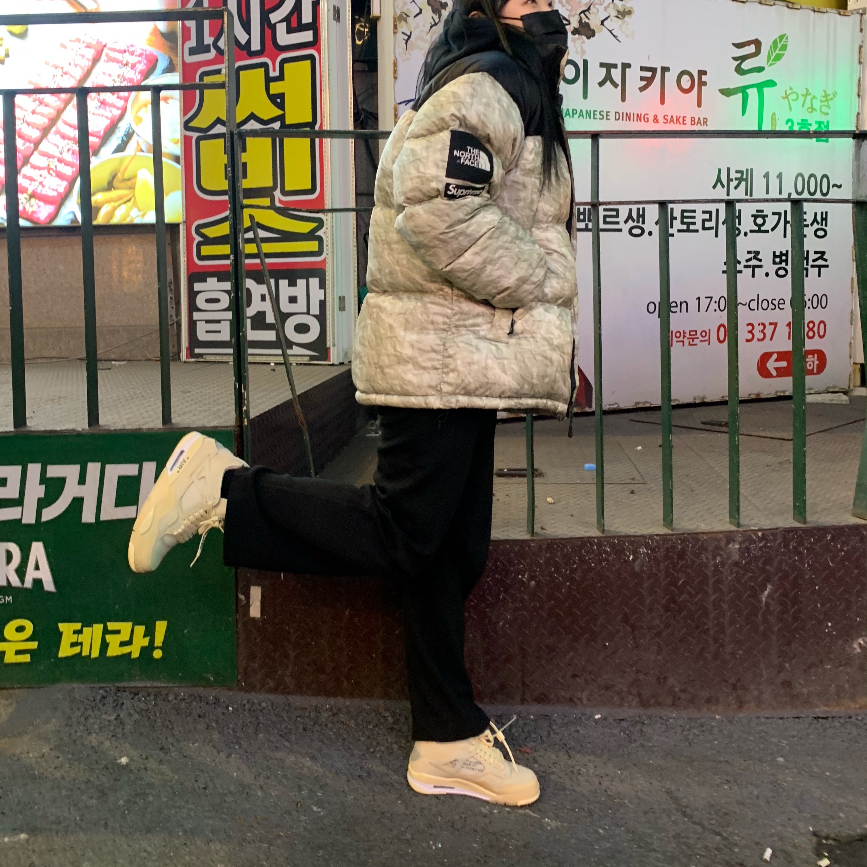 (W) Jordan 4 x Off-White Retro SP Sail, Supreme x The North Face Paper Print Nuptse Jacket - 19FW 착용 스타일