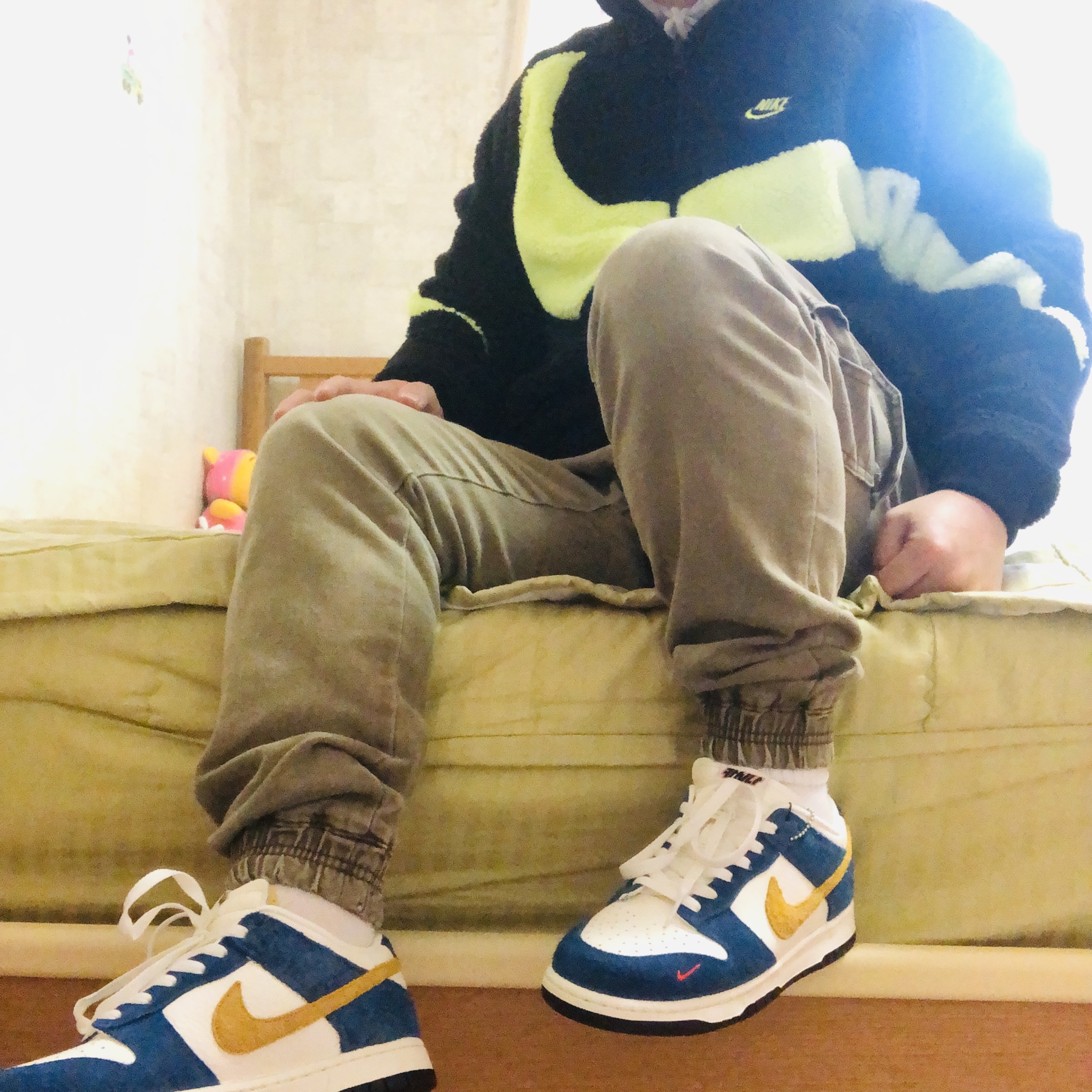 Nike x Kasina Dunk Low 80's Bus, Nike Big Swoosh Full Zip Jacket Black Volt 착용 스타일