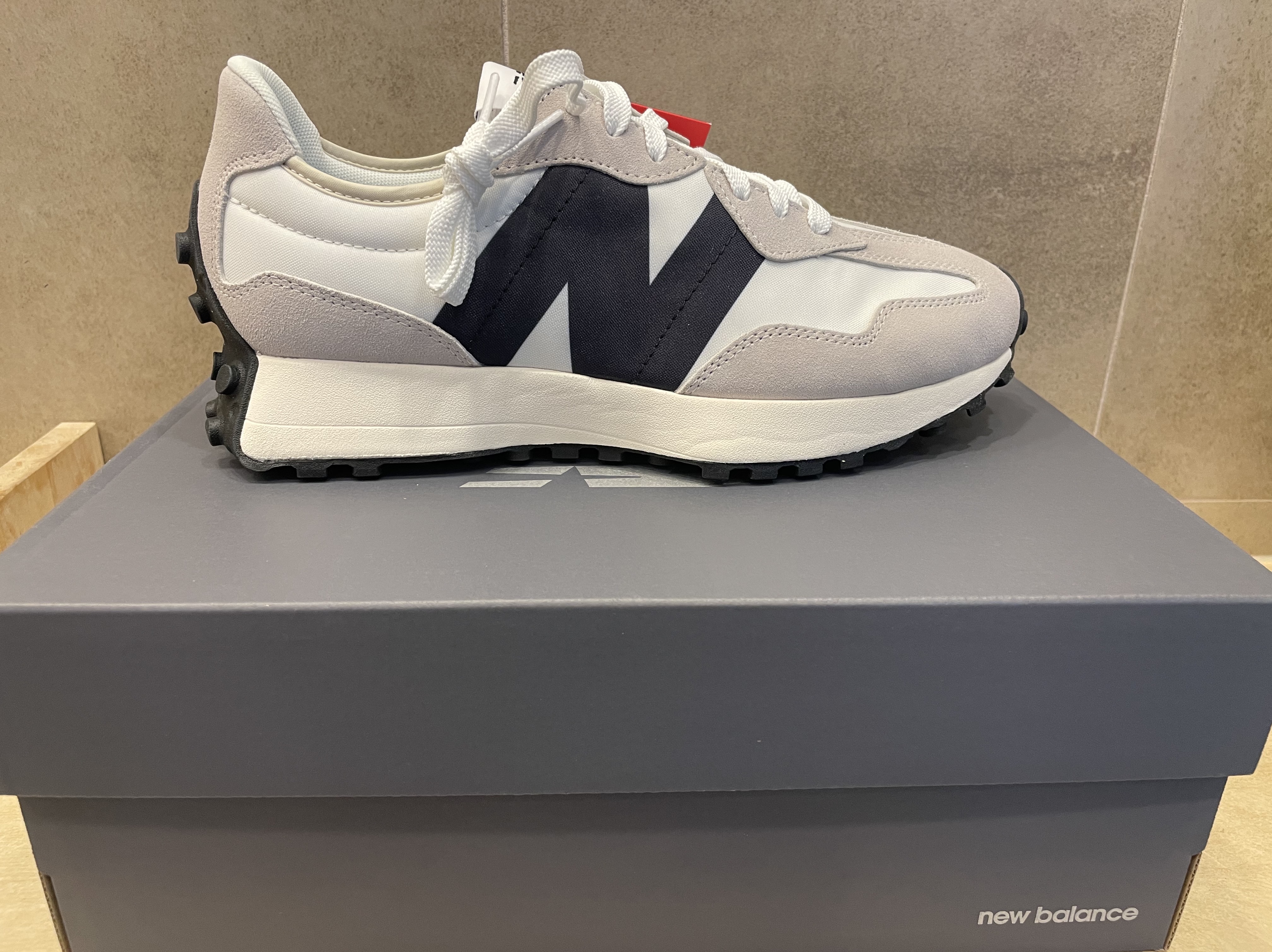 New Balance 327 White Black 착용 스타일