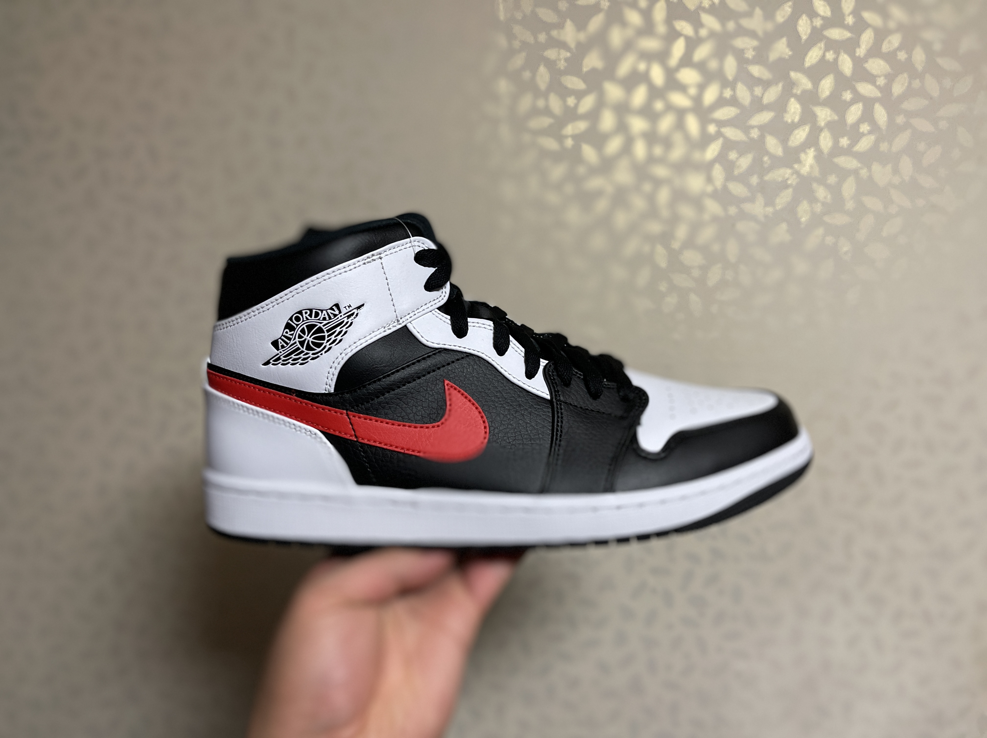 Jordan 1 Mid Black Chile Red 착용 스타일 - 4