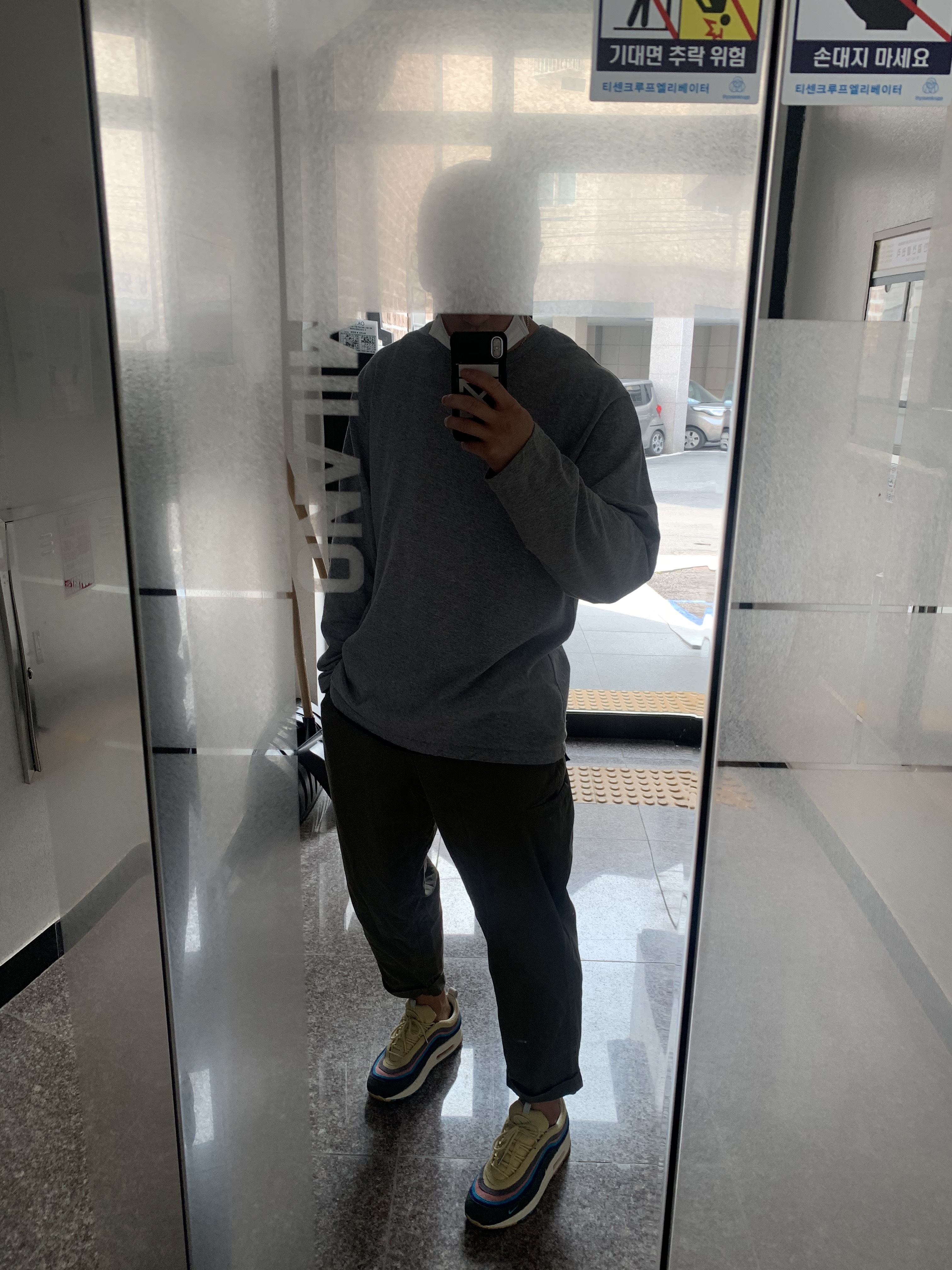 Nike x Stussy Benassi Slide Black, Jordan 1 x Travis Scott Retro Low OG SP Mocha 착용 스타일 - 3