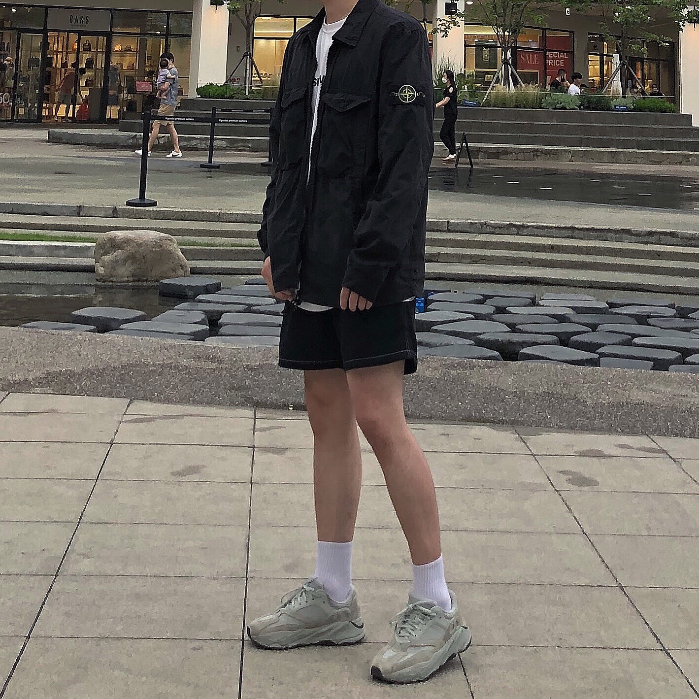 Adidas Yeezy Boost 700 Salt 착용 스타일