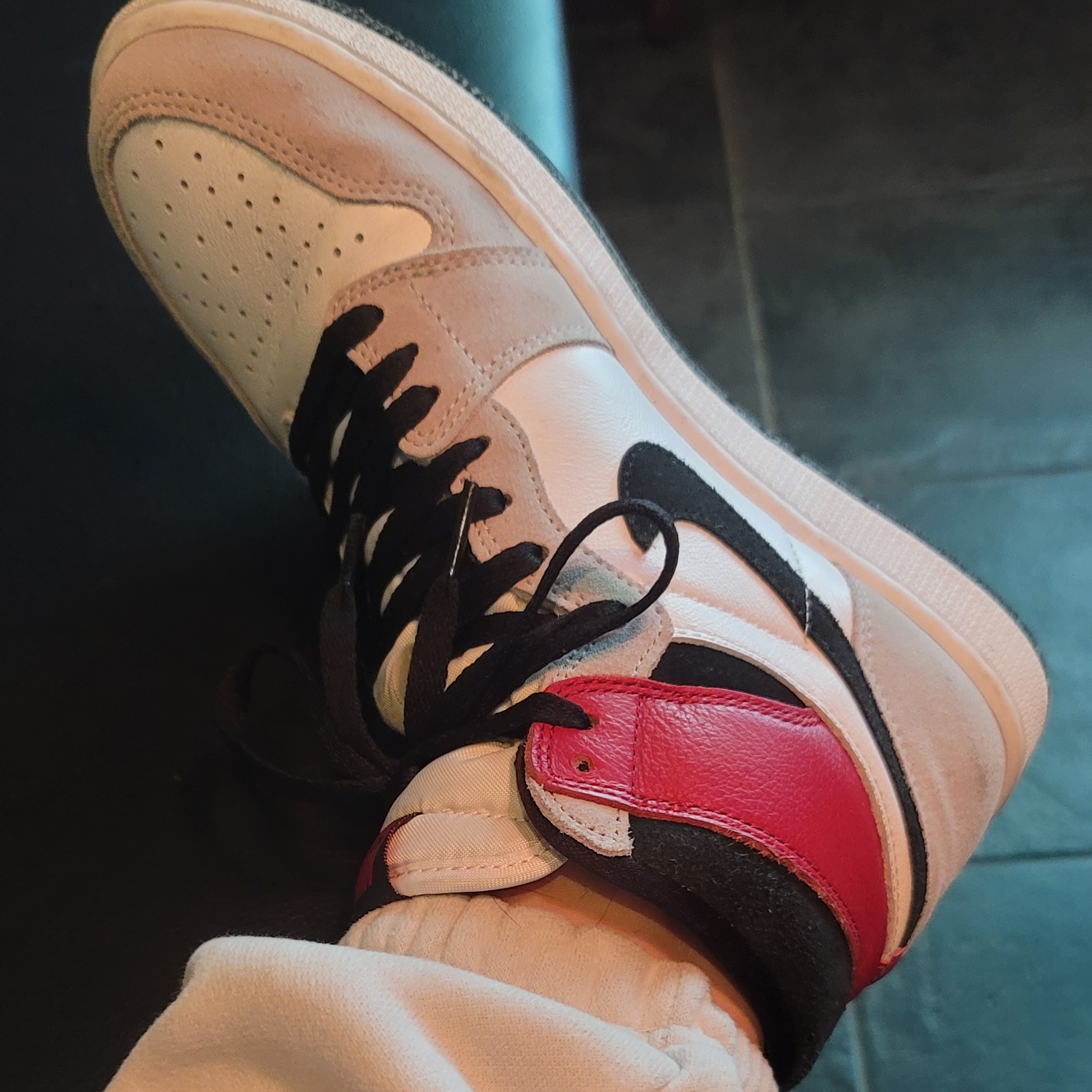 Jordan 1 Retro High OG Light Smoke Grey 착용 스타일 - 2