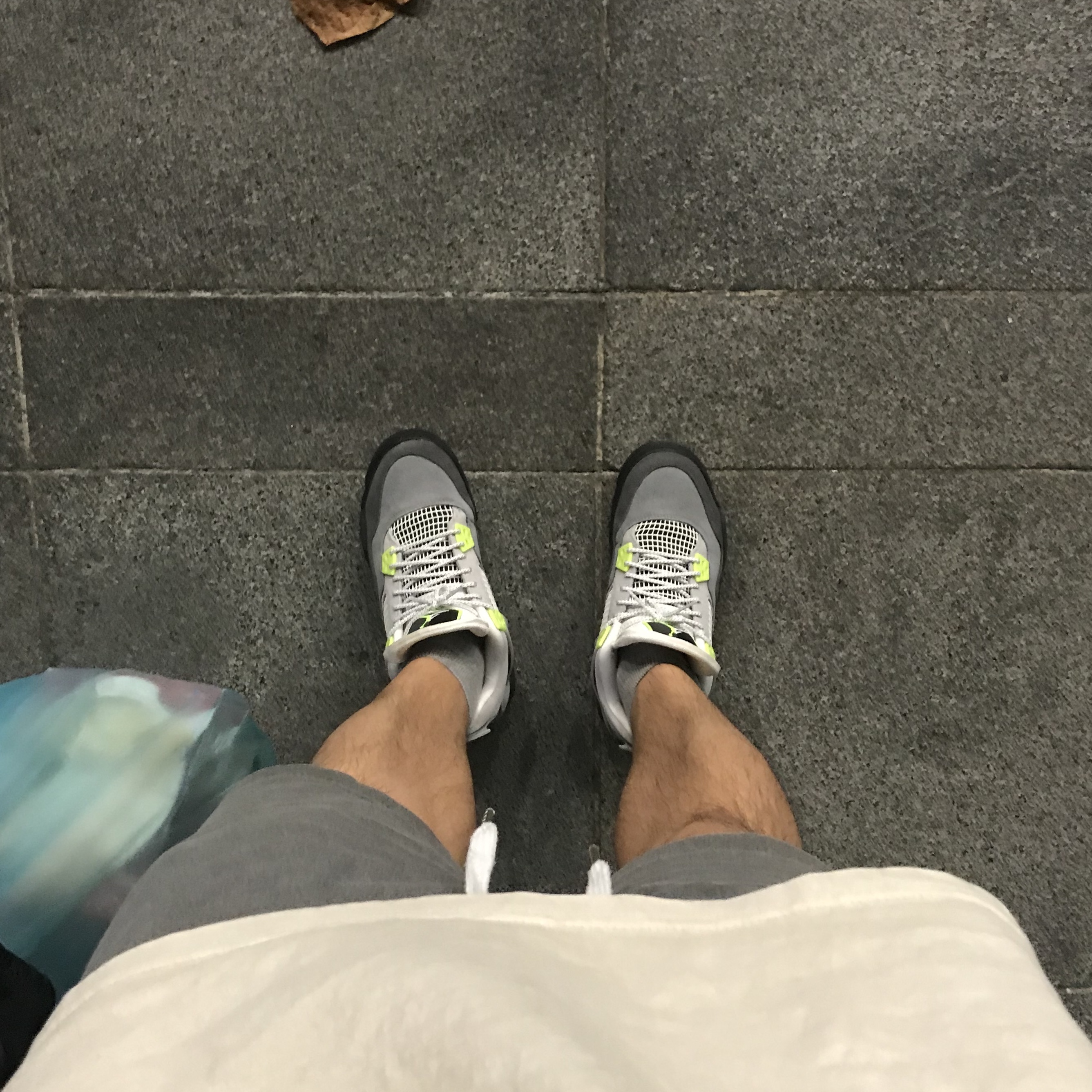 Jordan 4 Retro SE Neon 95, (GS) Jordan 4 Retro SE Neon 95 착용 스타일 - 2