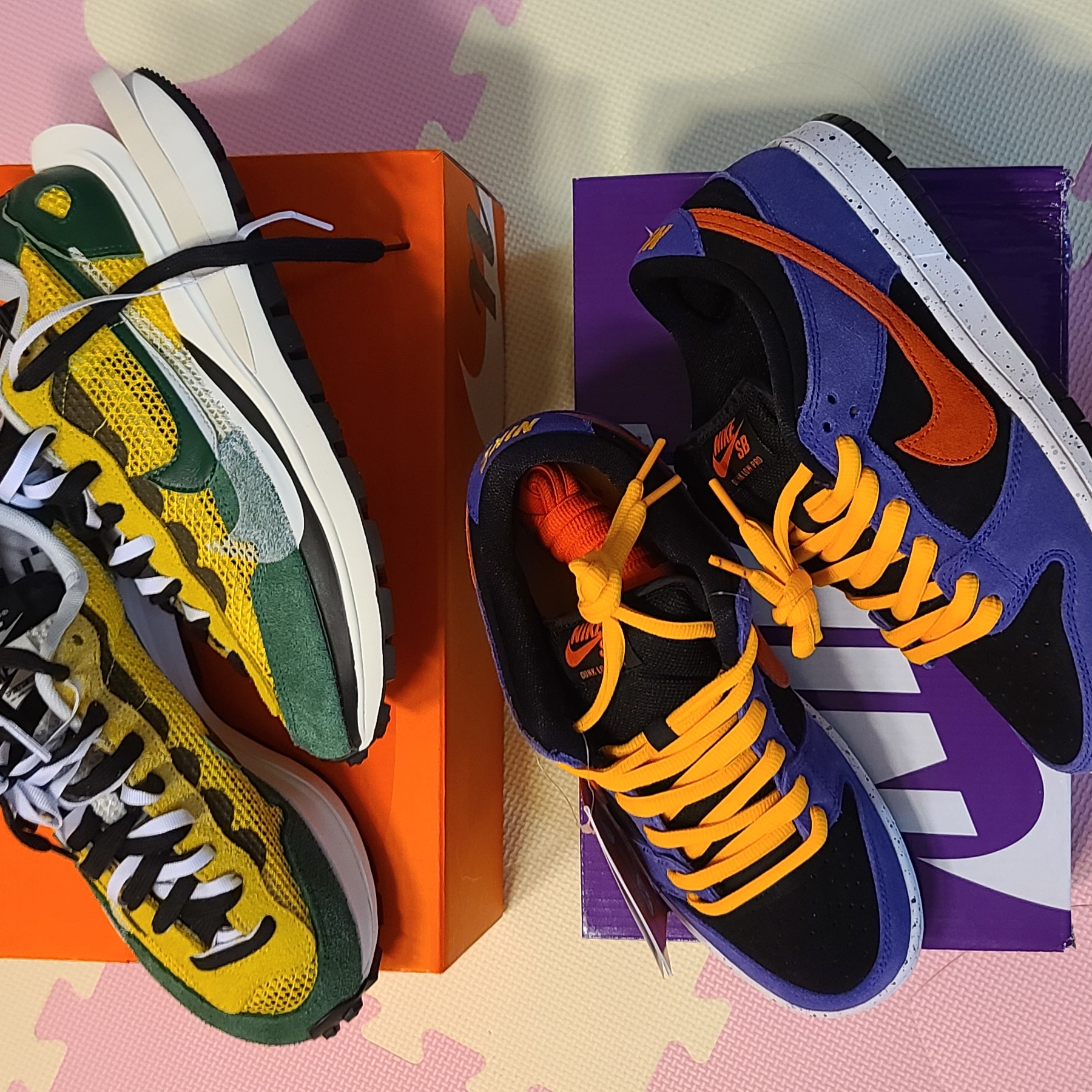 Nike SB Dunk Low Pro Trail, Nike x Sacai VaporWaffle Tour Yellow & Gorge Green Sail 착용 스타일