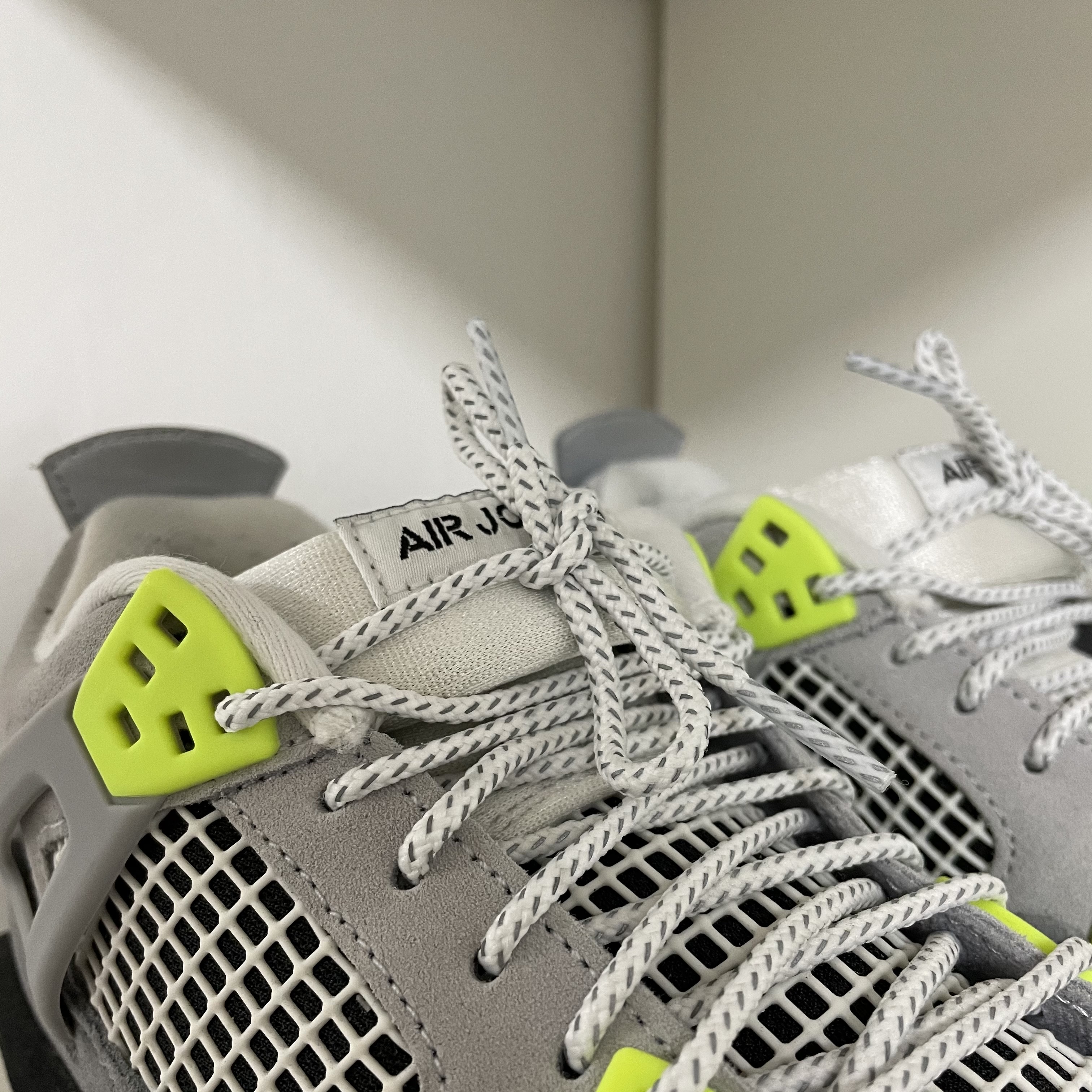 Jordan 4 Retro SE Neon 95, (GS) Jordan 4 Retro SE Neon 95 착용 스타일 - 3