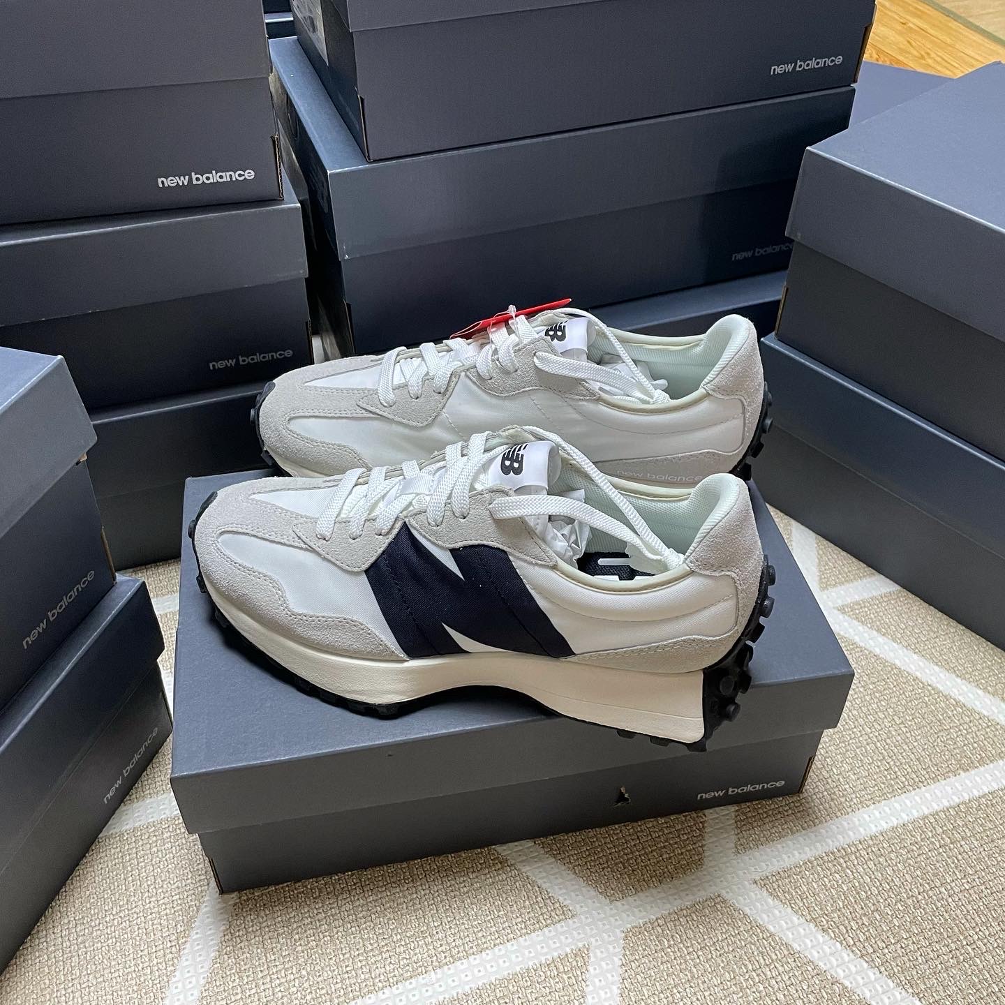 New Balance 327 White Black 착용 스타일