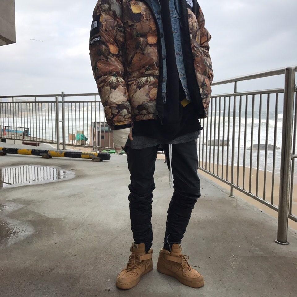 Nike Air Force 1 Mid Flax and Outdoor Green 착용 스타일