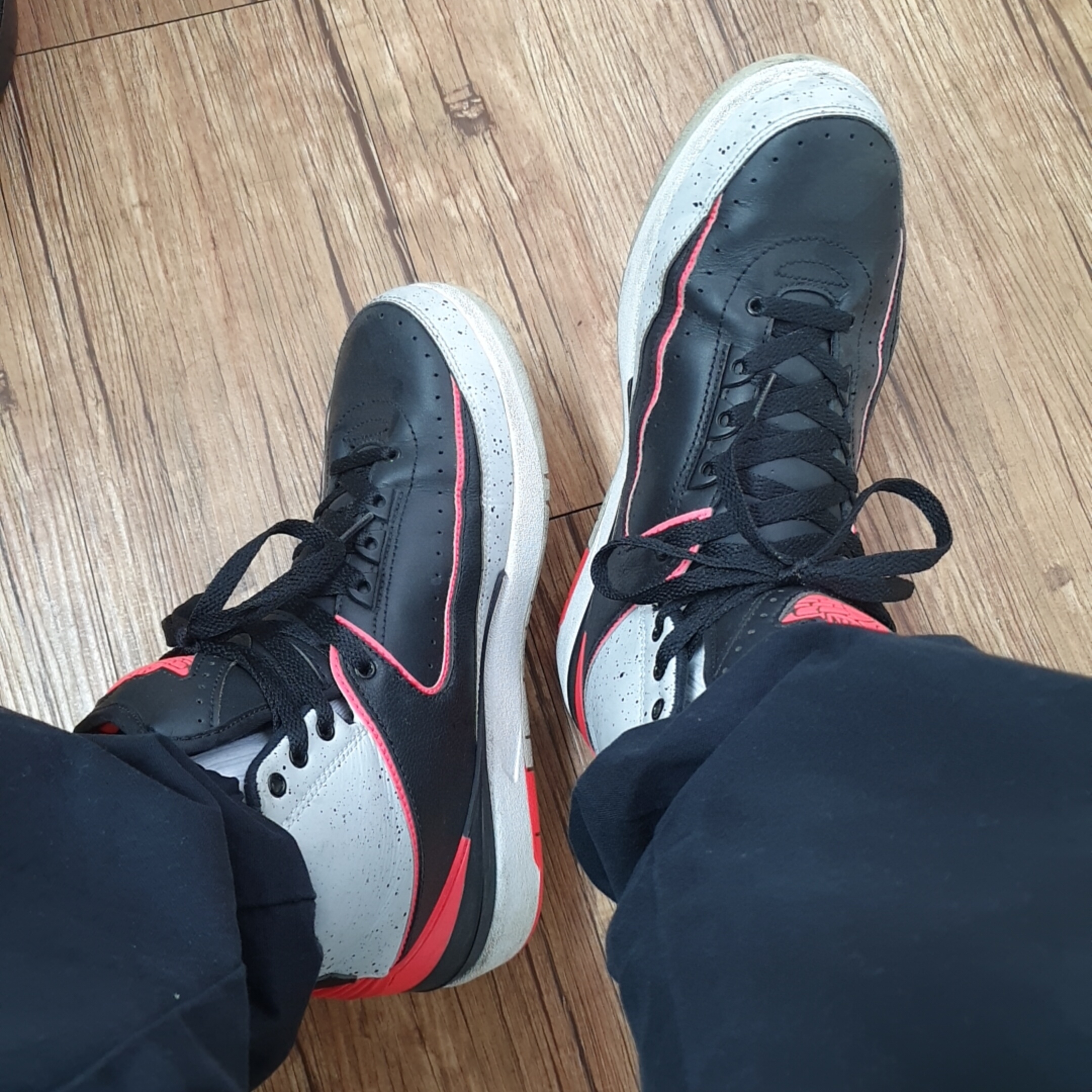 Jordan 2 Retro Infrared Cement 착용 스타일