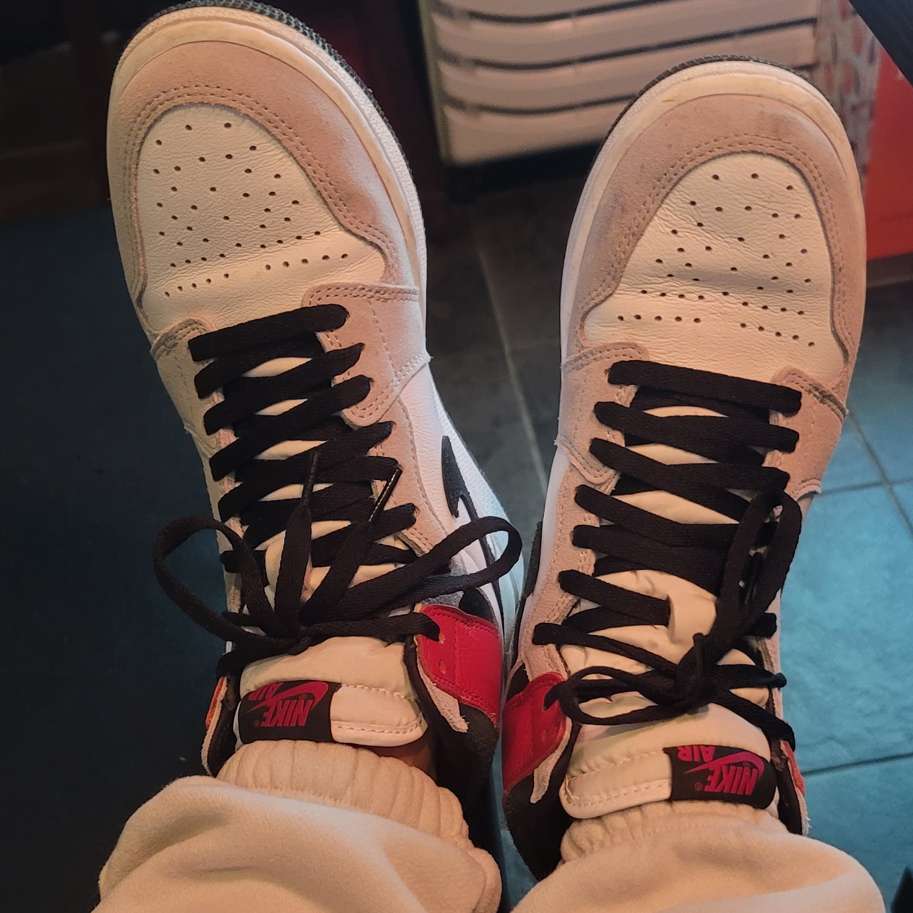 Jordan 1 Retro High OG Light Smoke Grey 착용 스타일 - 1